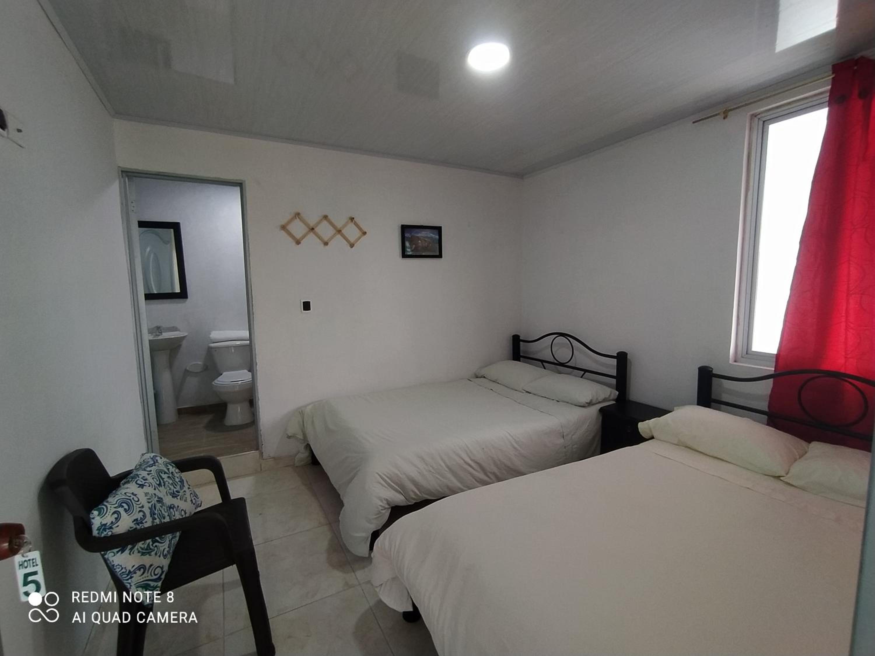 Standard Twin Room photo 2