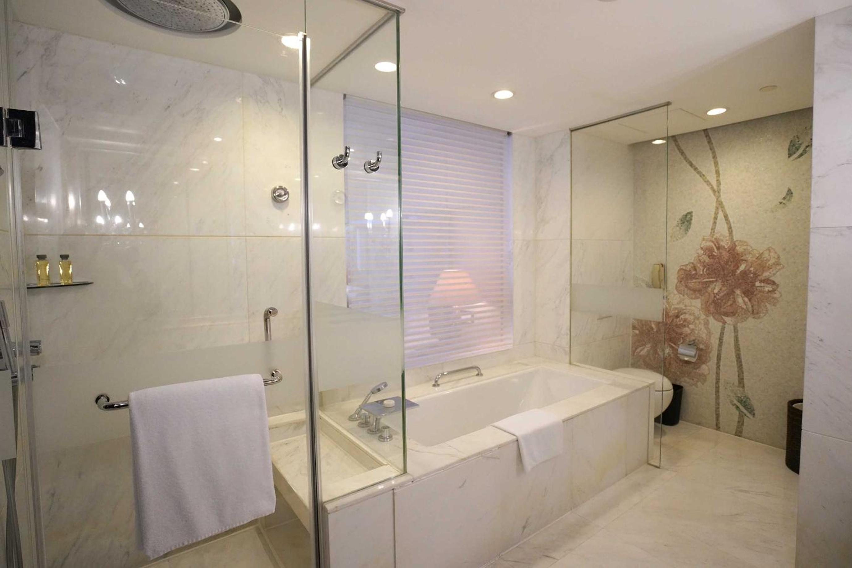 Premium King Room - Lounge Access - Photo 5