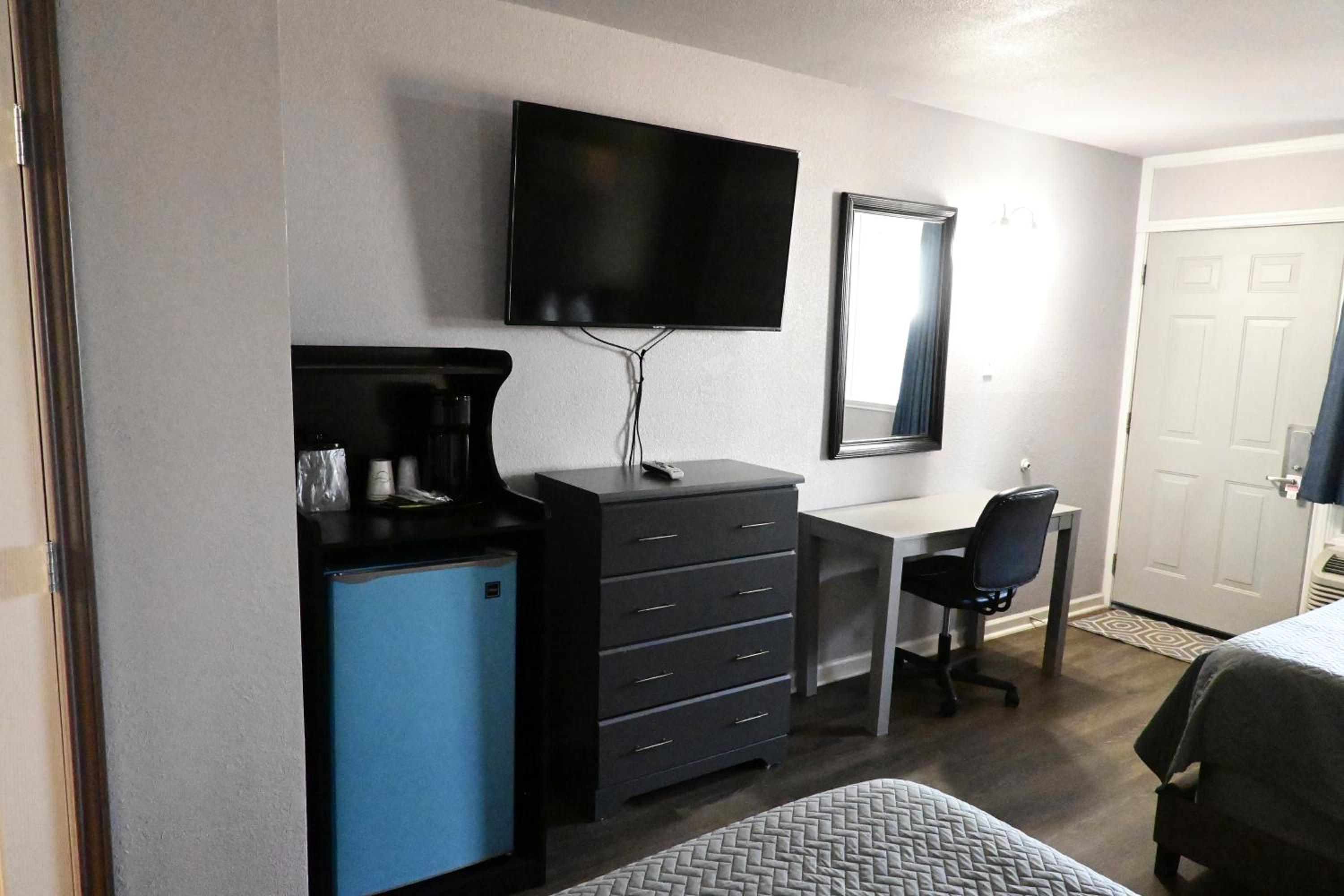 Deluxe Queen Room with Two Queen Beds - Photo 2