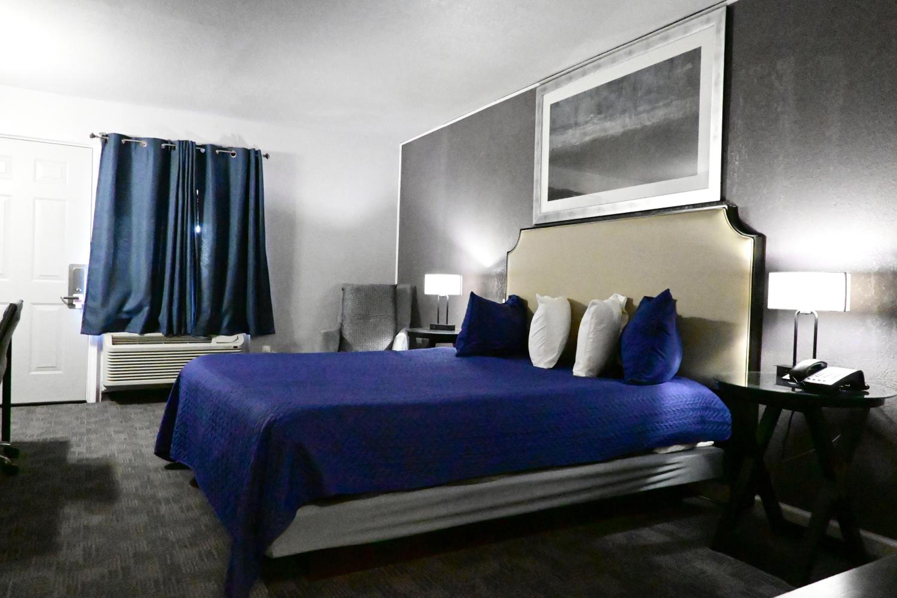 Premium King Suite - Photo 2