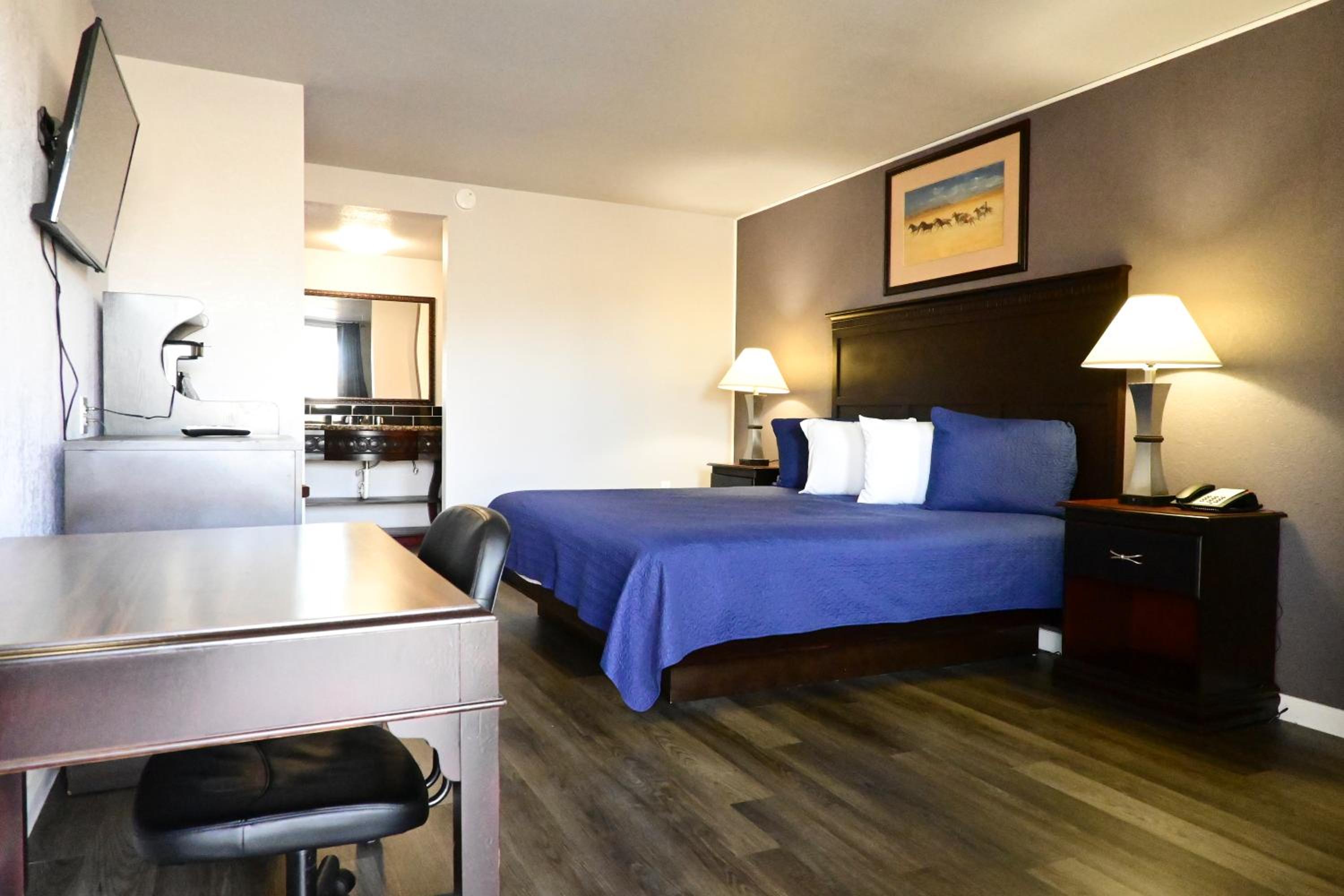 Standard King Room - Photo 1