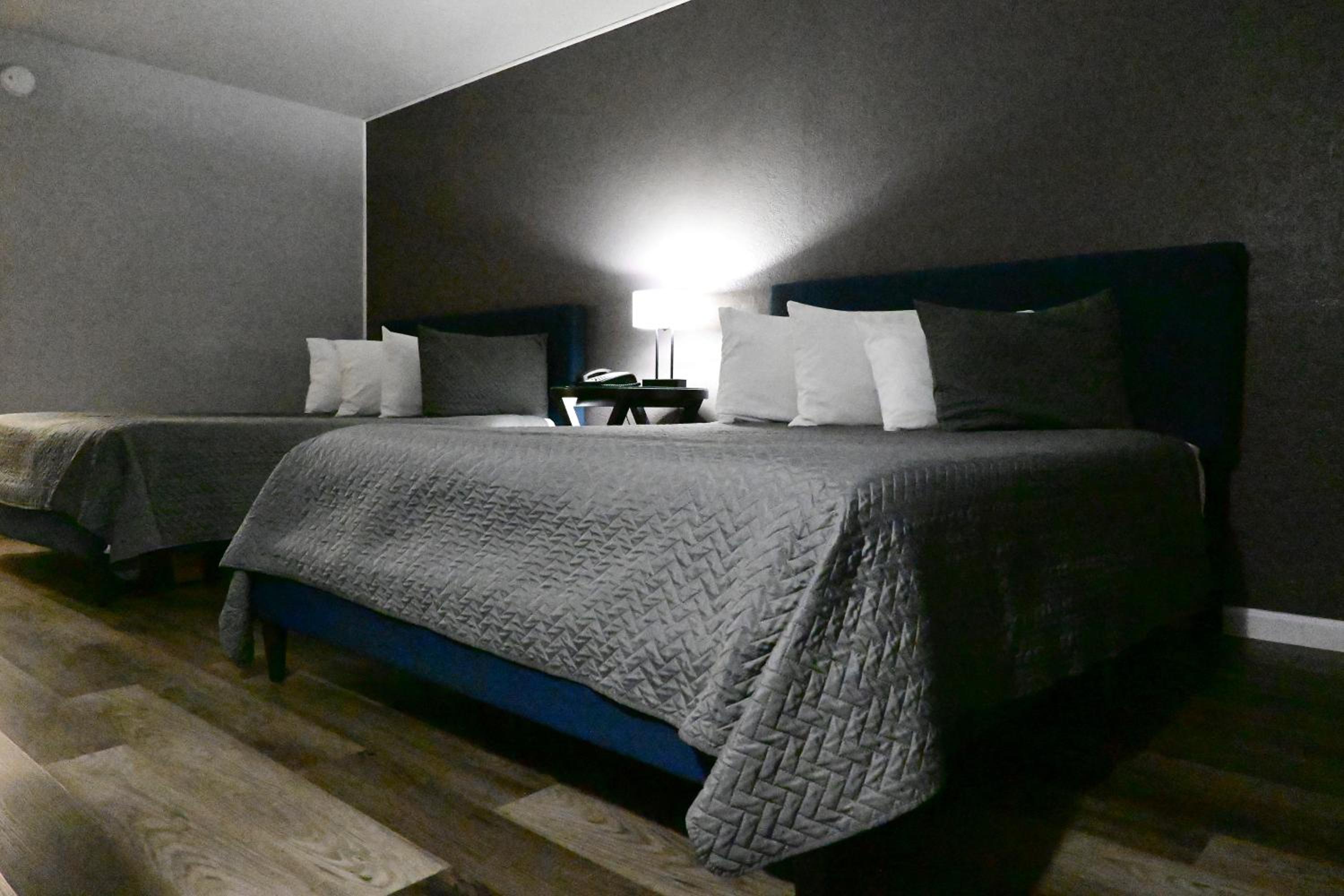 Premium 2 Queen Beds - Photo 2