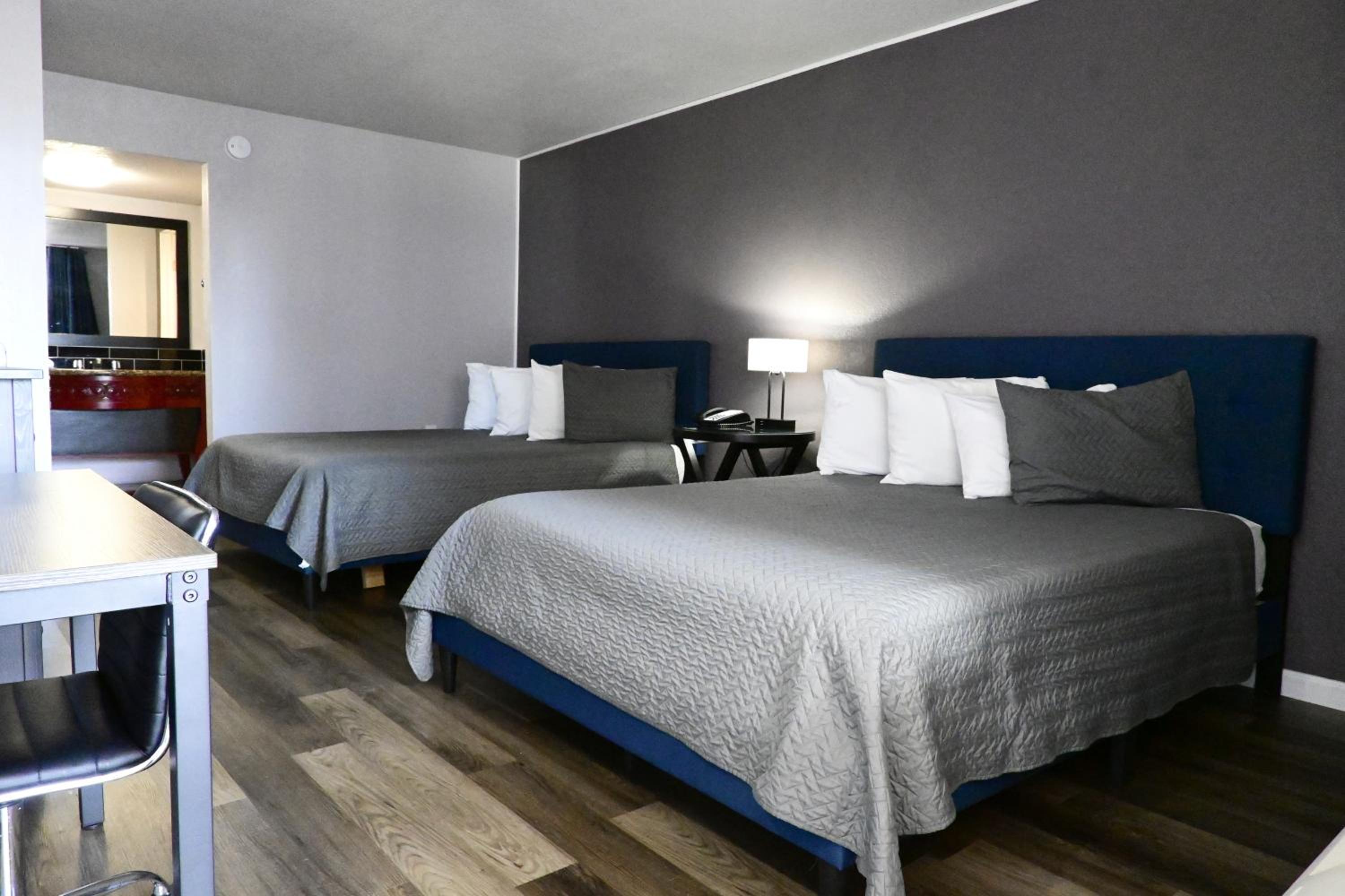 Deluxe Queen Room with Two Queen Beds - Photo 3