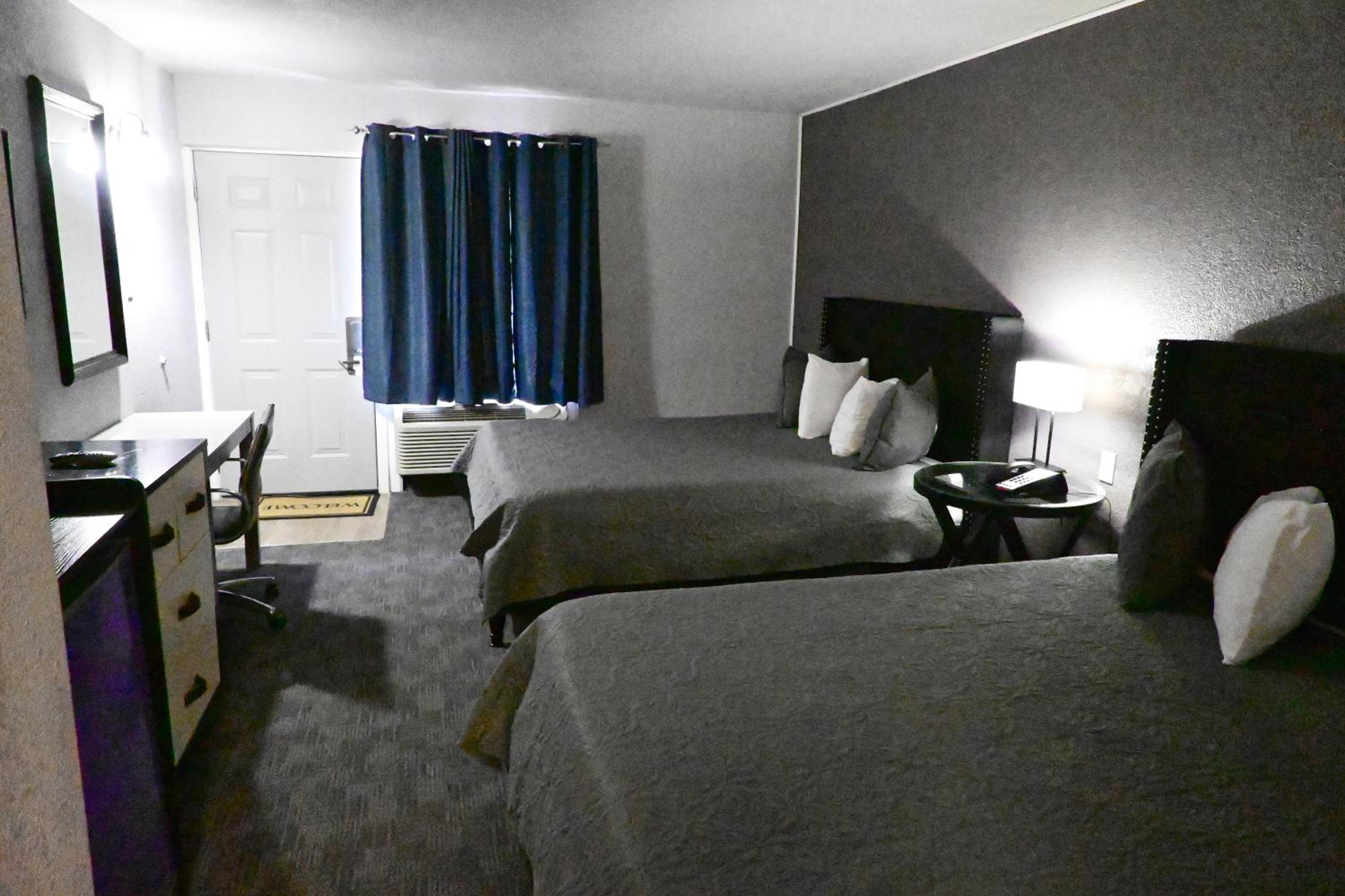 Deluxe Queen Room with Two Queen Beds - Photo 4