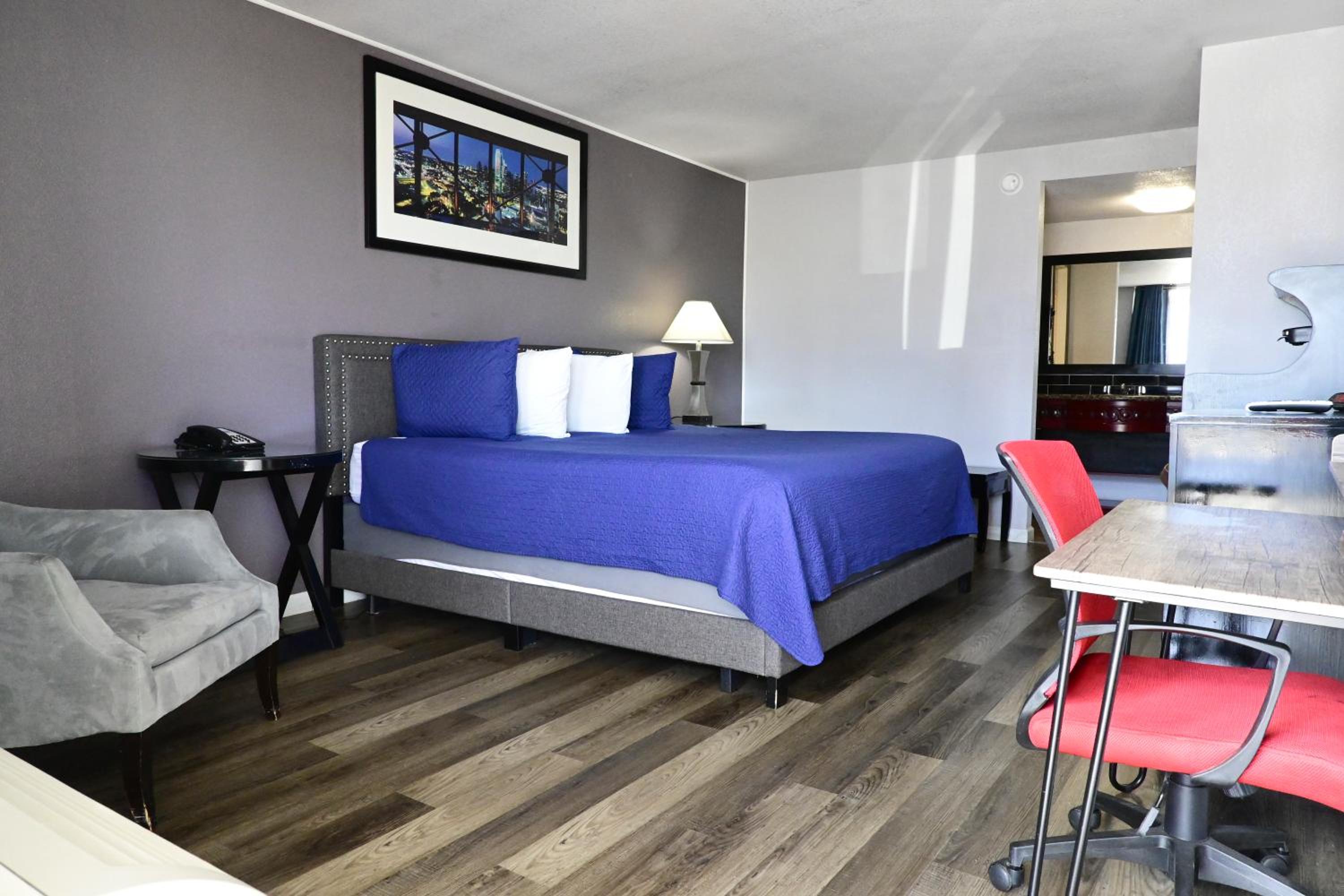 Premium King Suite - Photo 3