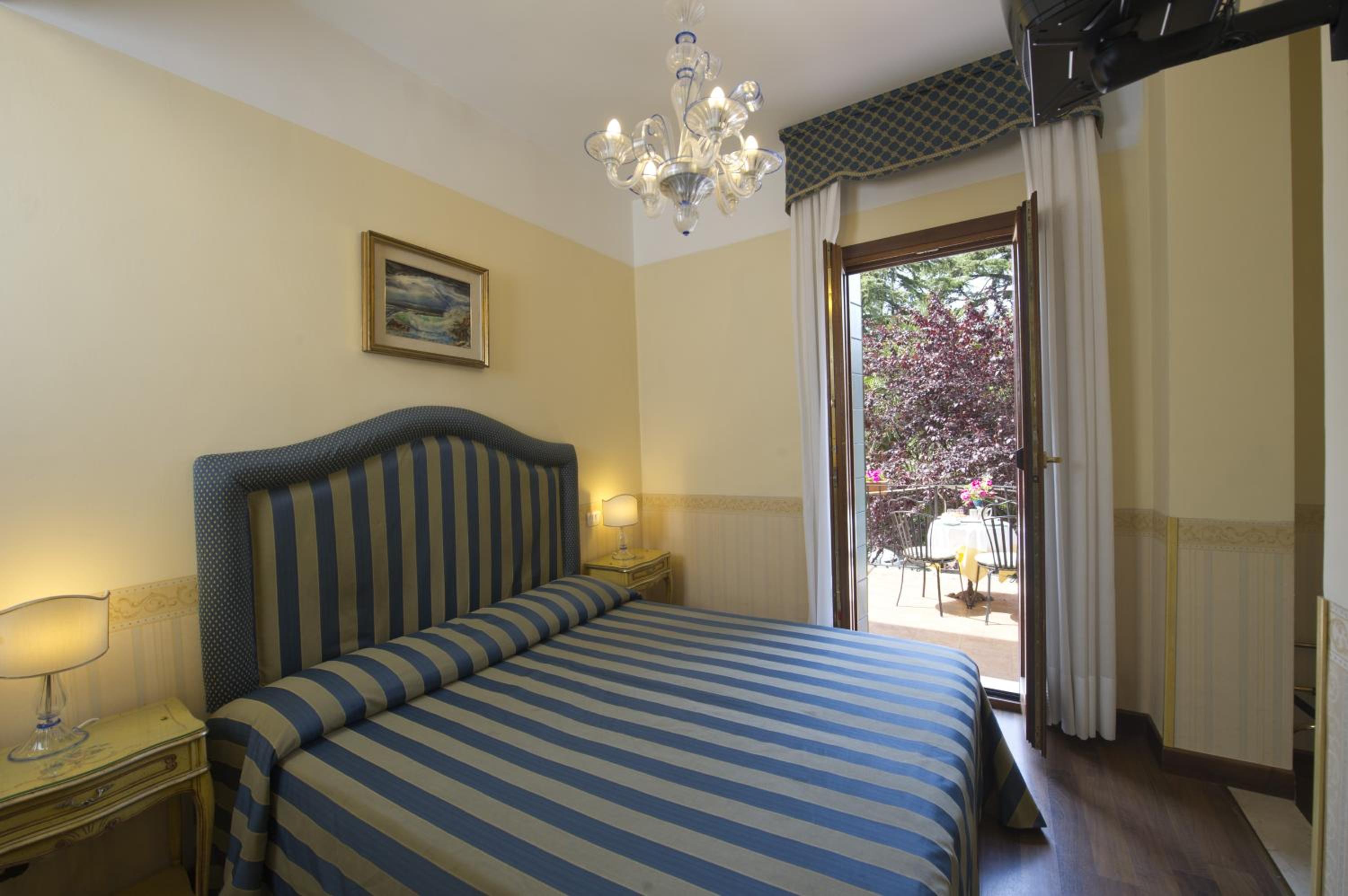 Double Room with Terrace - Photo 3