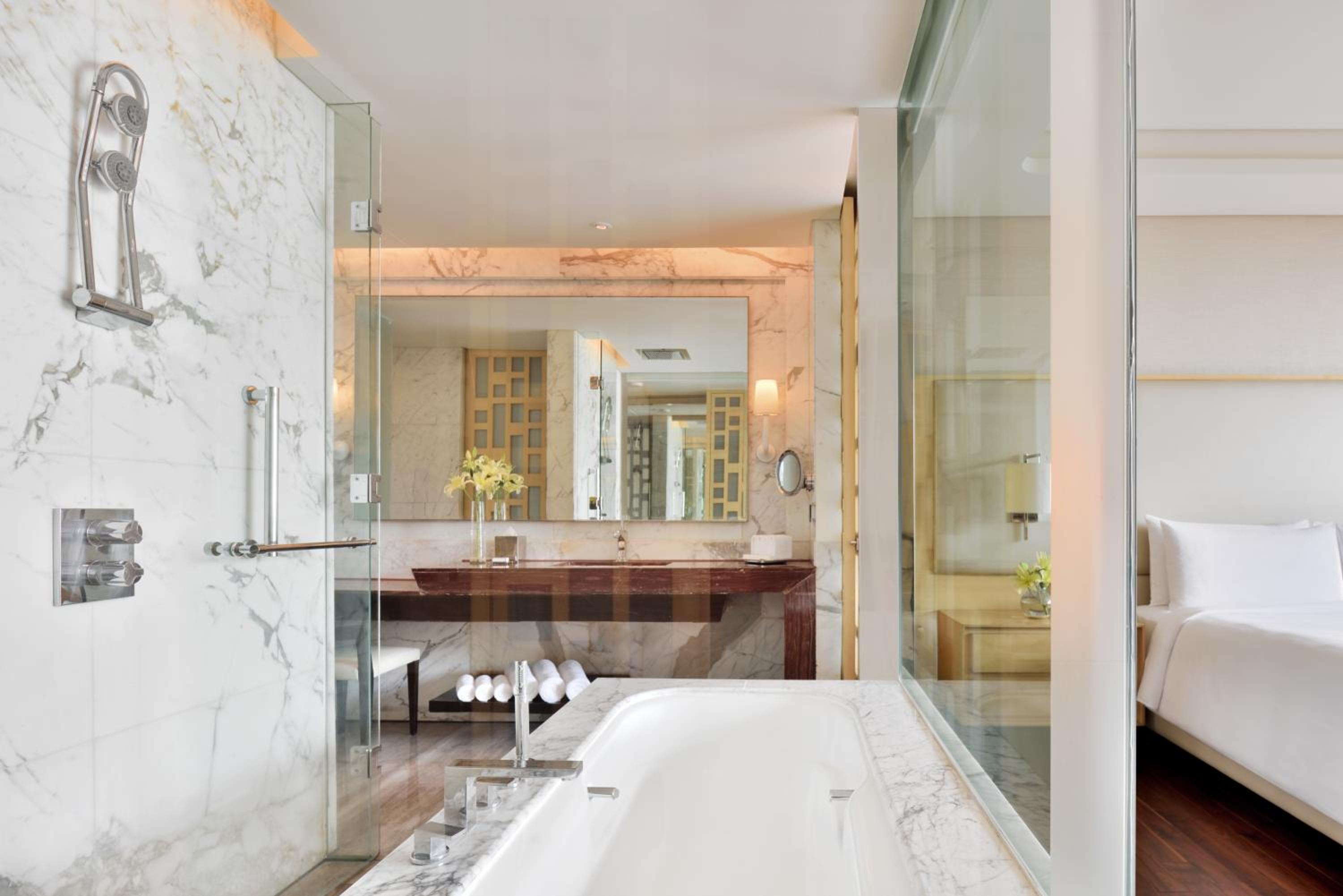 Executive Twin Room with complimentary Breakfast & Club access with unlimited IMFL Beverages 5PM to 7PM. INR 2,000 Credit on select hotel services - Photo 4