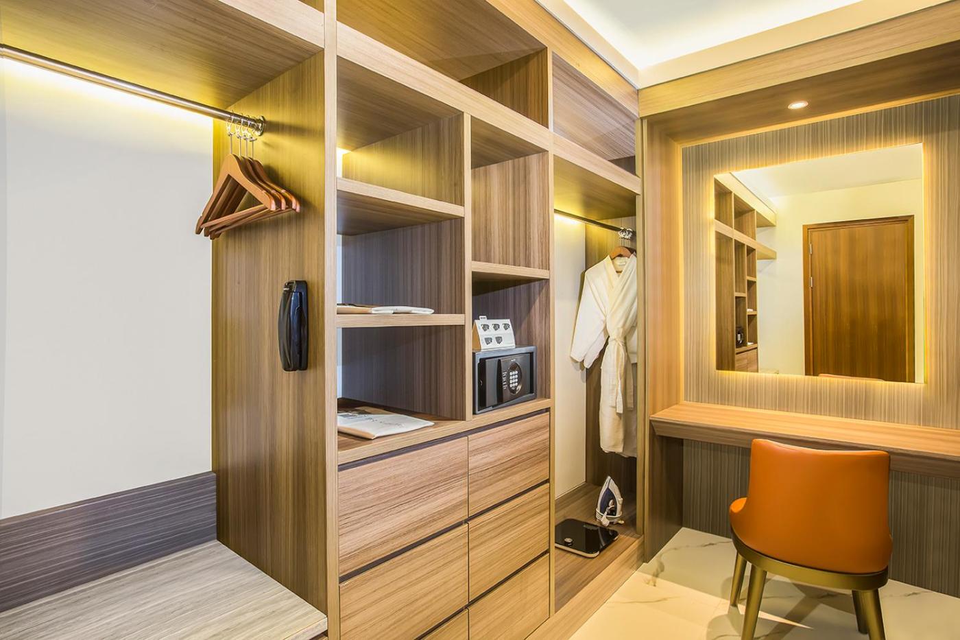Executive Suite - Photo 4
