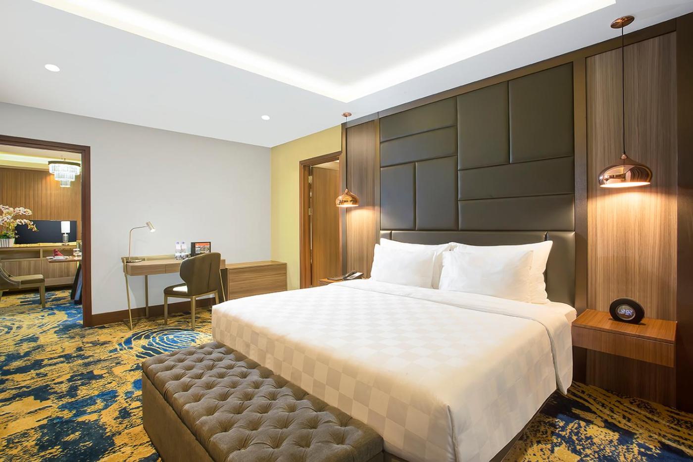 Executive Suite - Photo 1