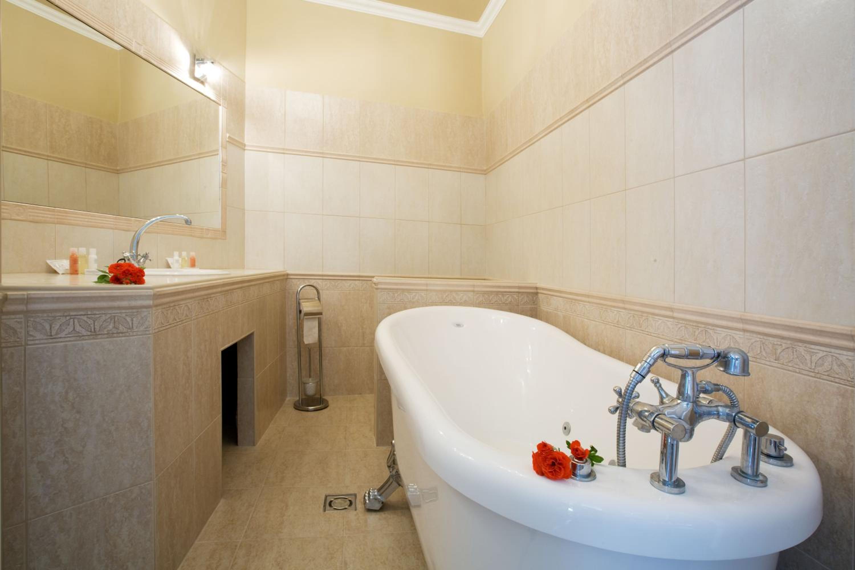 Standard Double or Twin Room - Photo 8