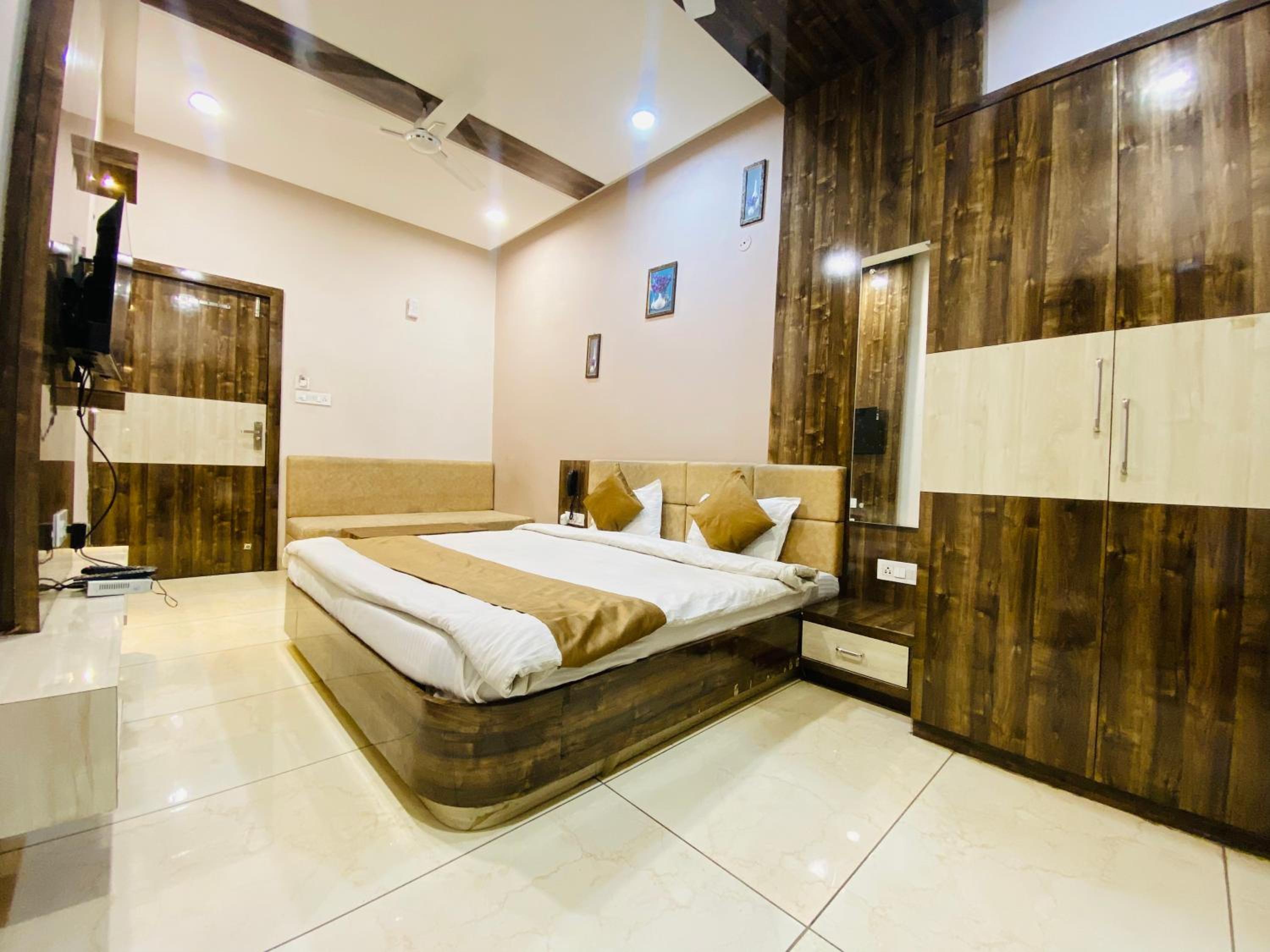 Deluxe Double Room With Extra Bed photo 1