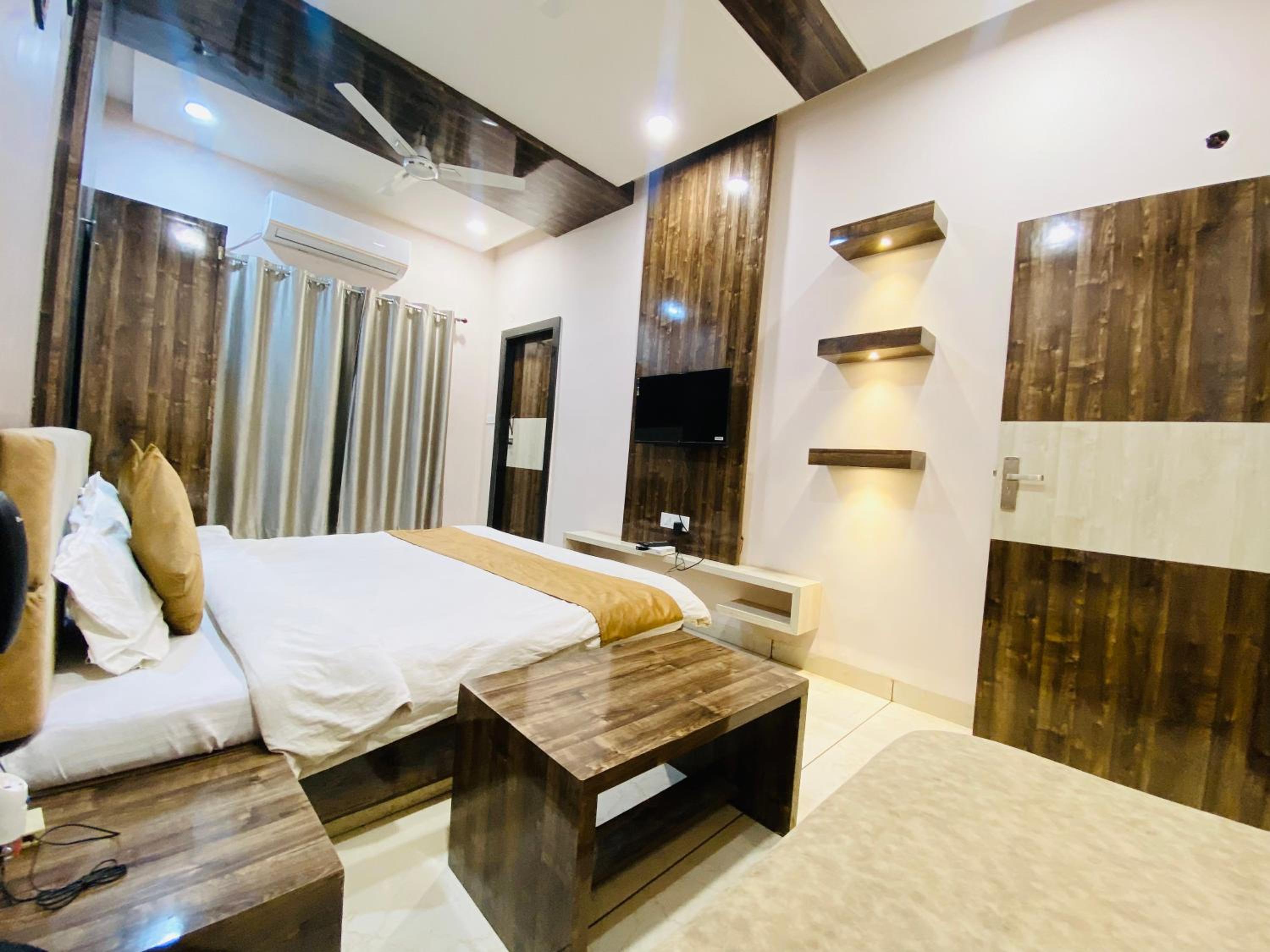 Deluxe Double Room With Extra Bed photo 2