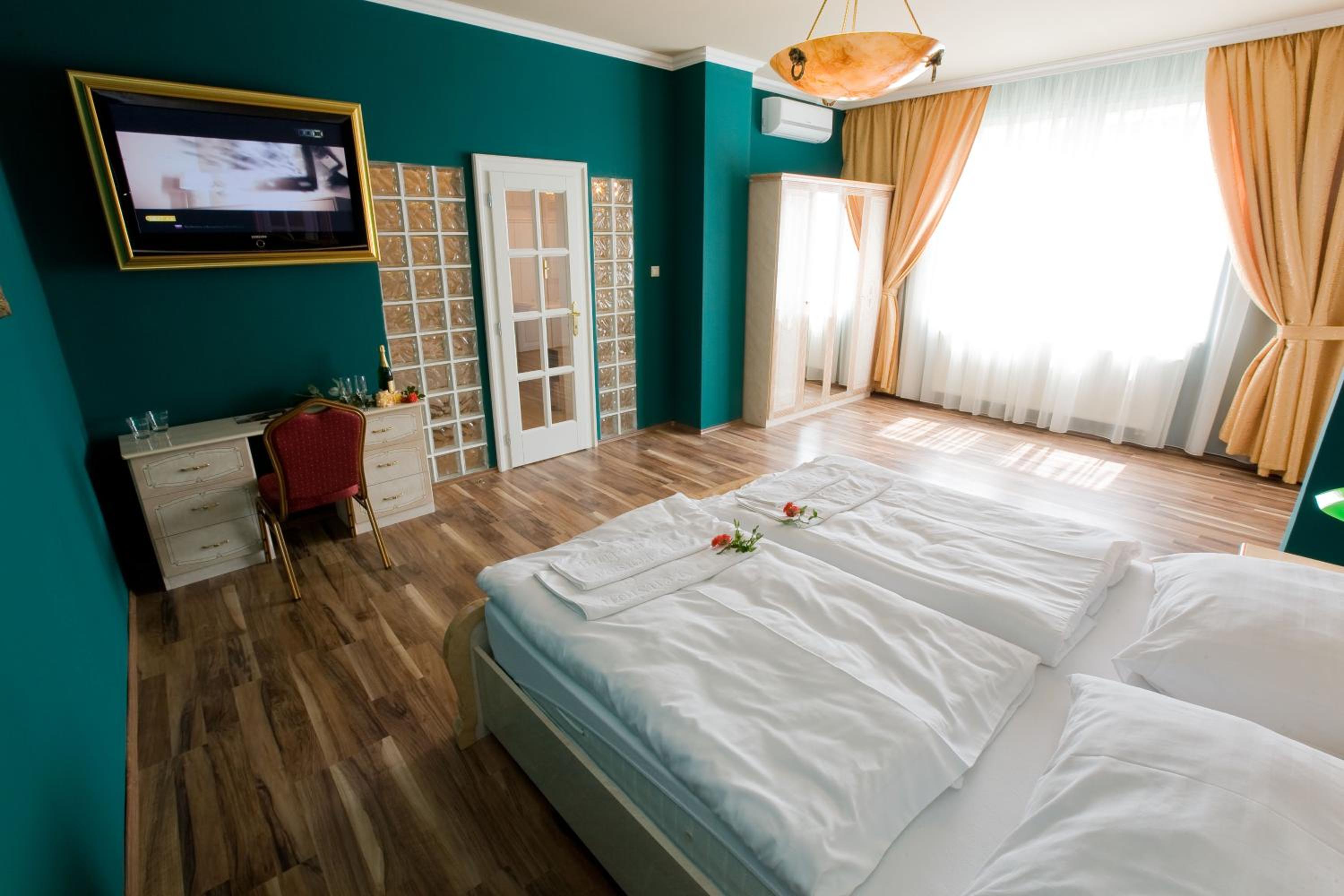 Standard Double or Twin Room - Photo 7