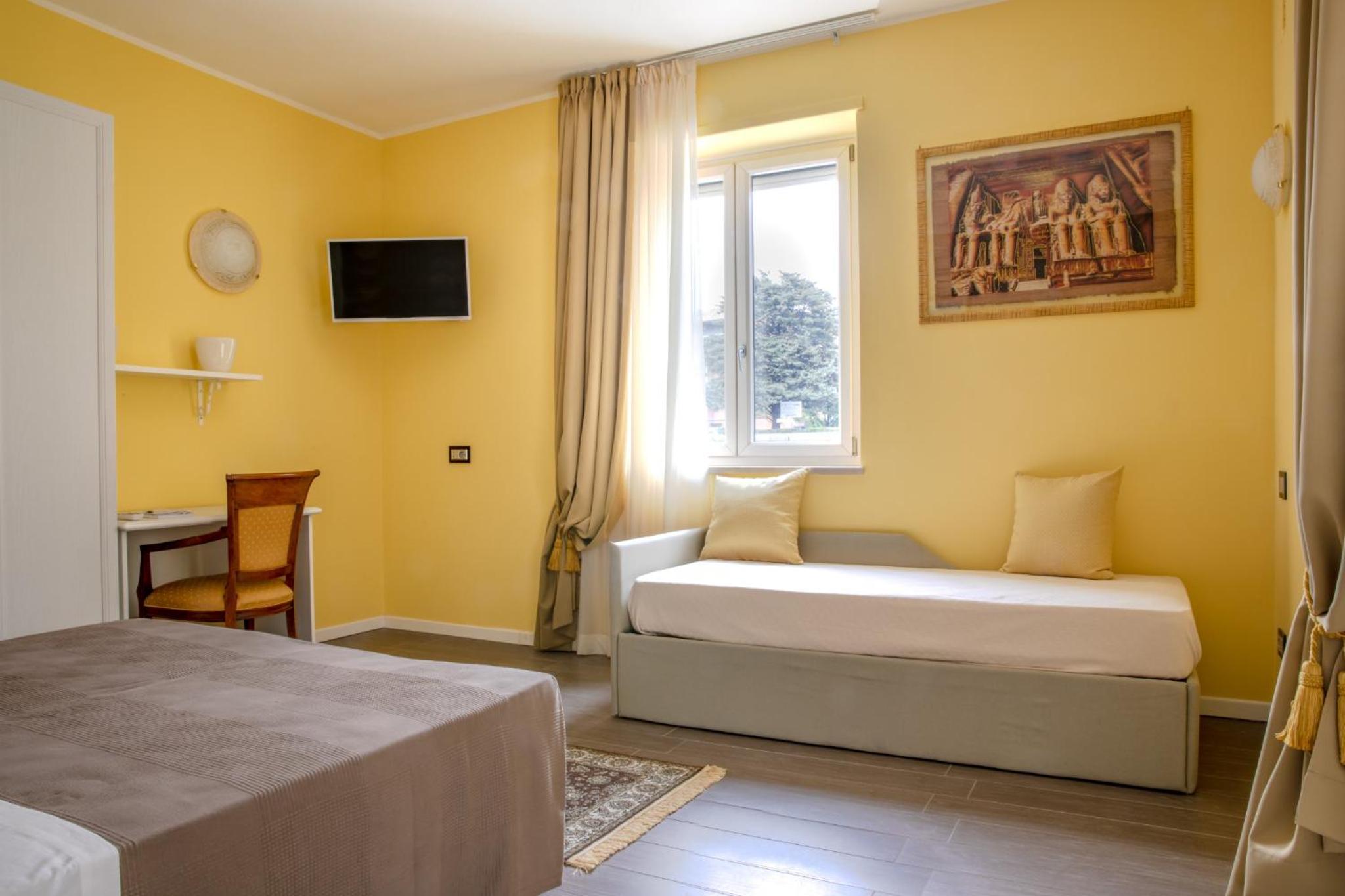 Deluxe Room (2 Adults + 1 Child)