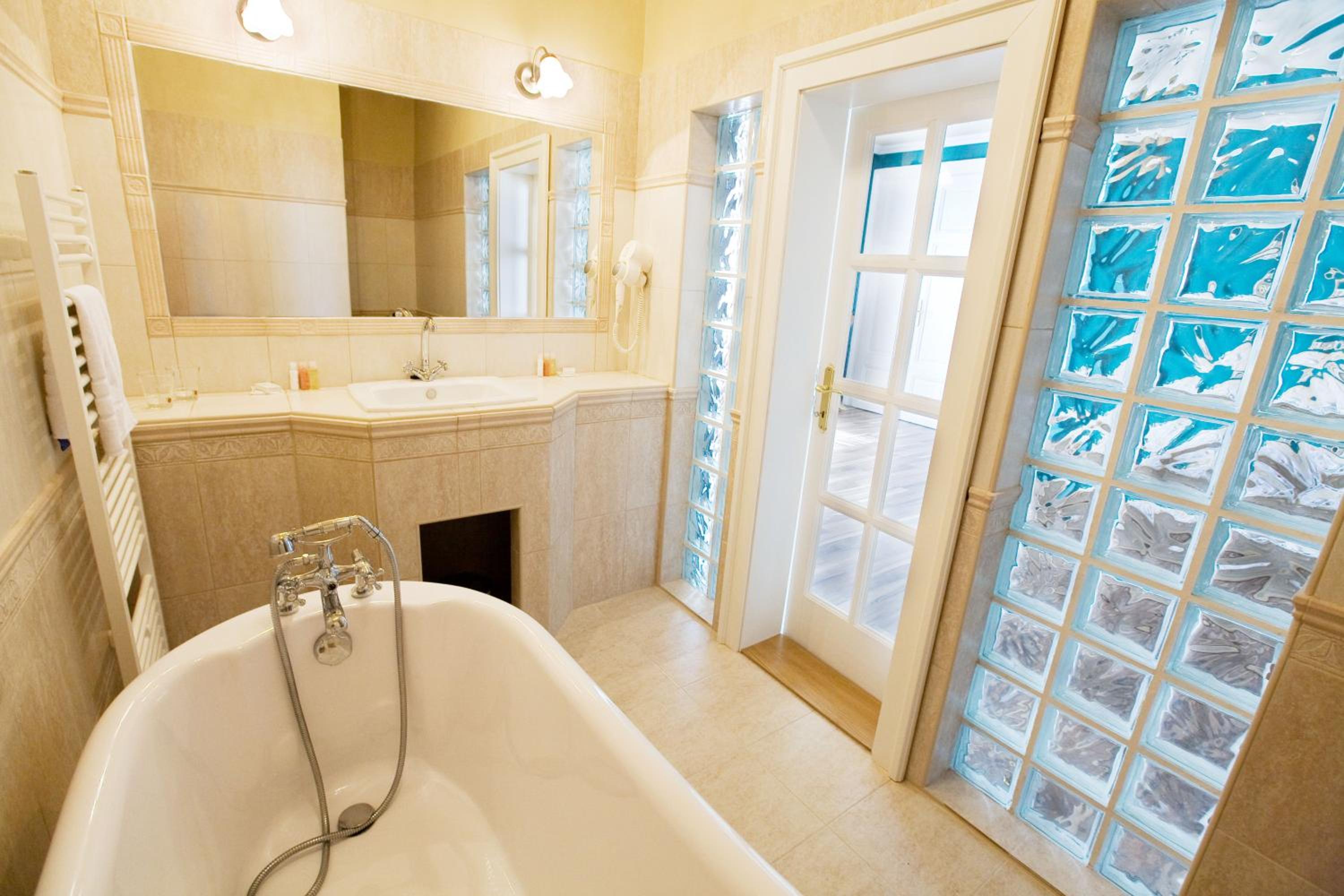 Standard Double or Twin Room - Photo 6
