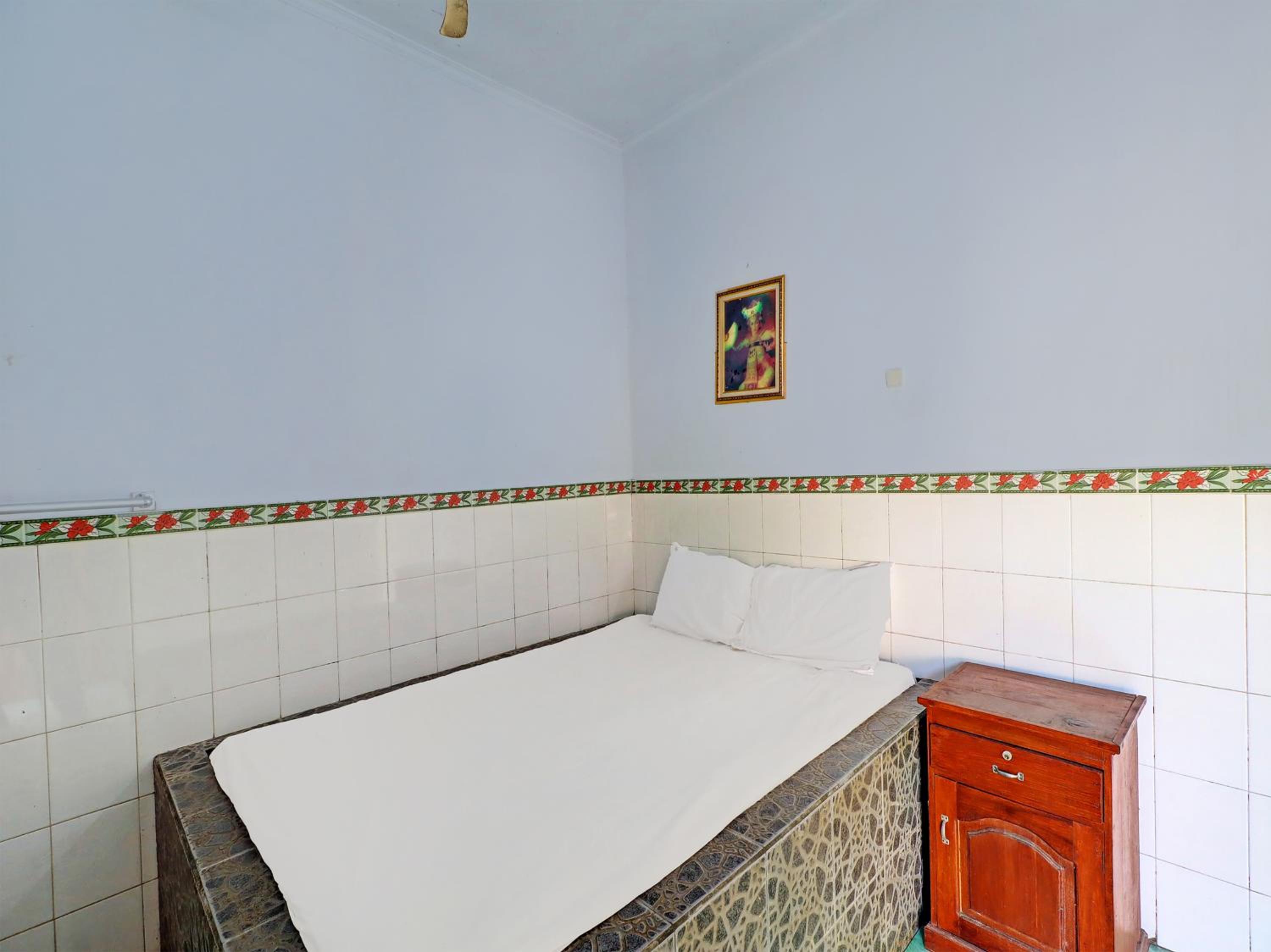 Budget Double Room - Photo 5