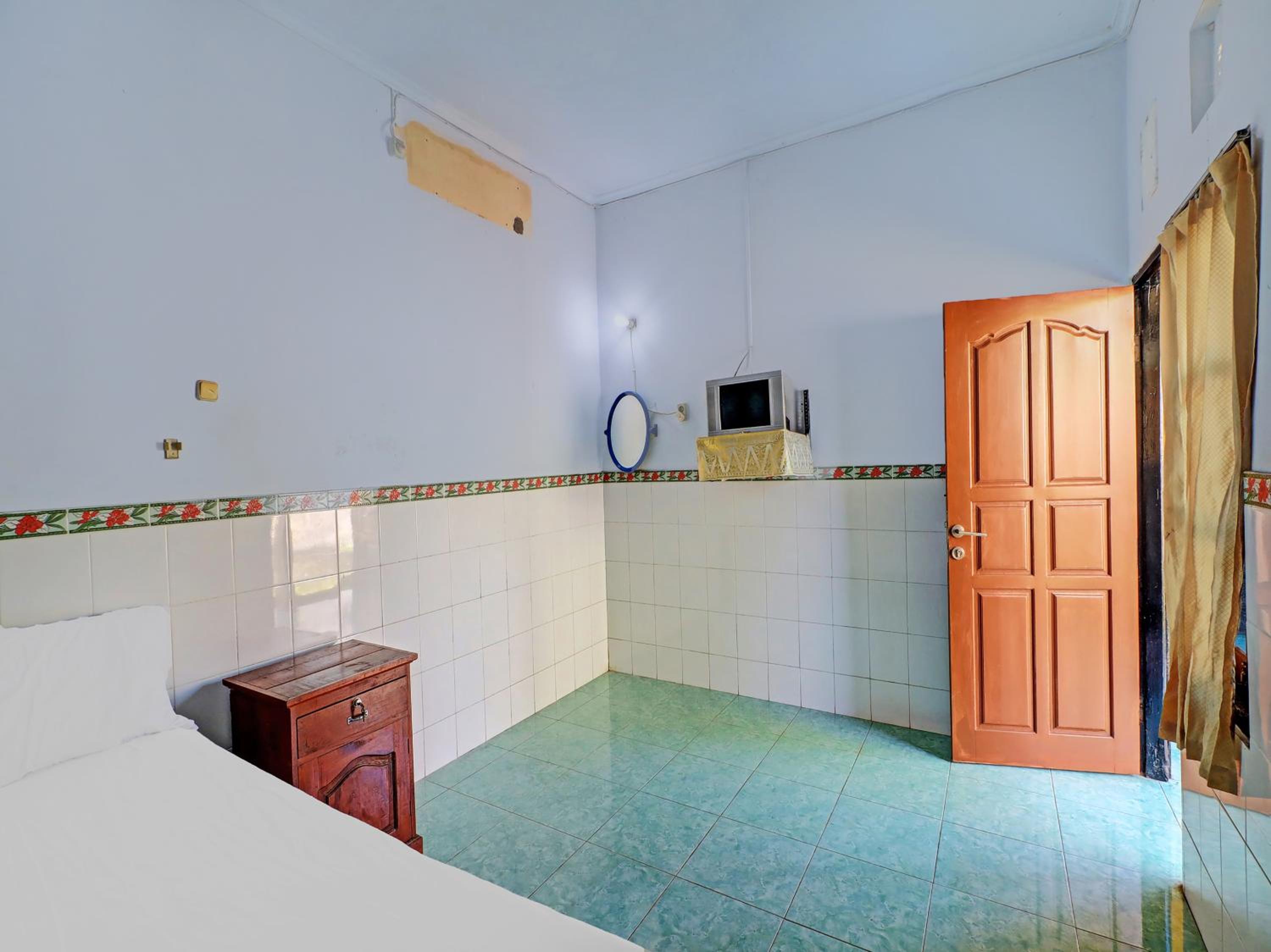 Budget Double Room - Photo 4