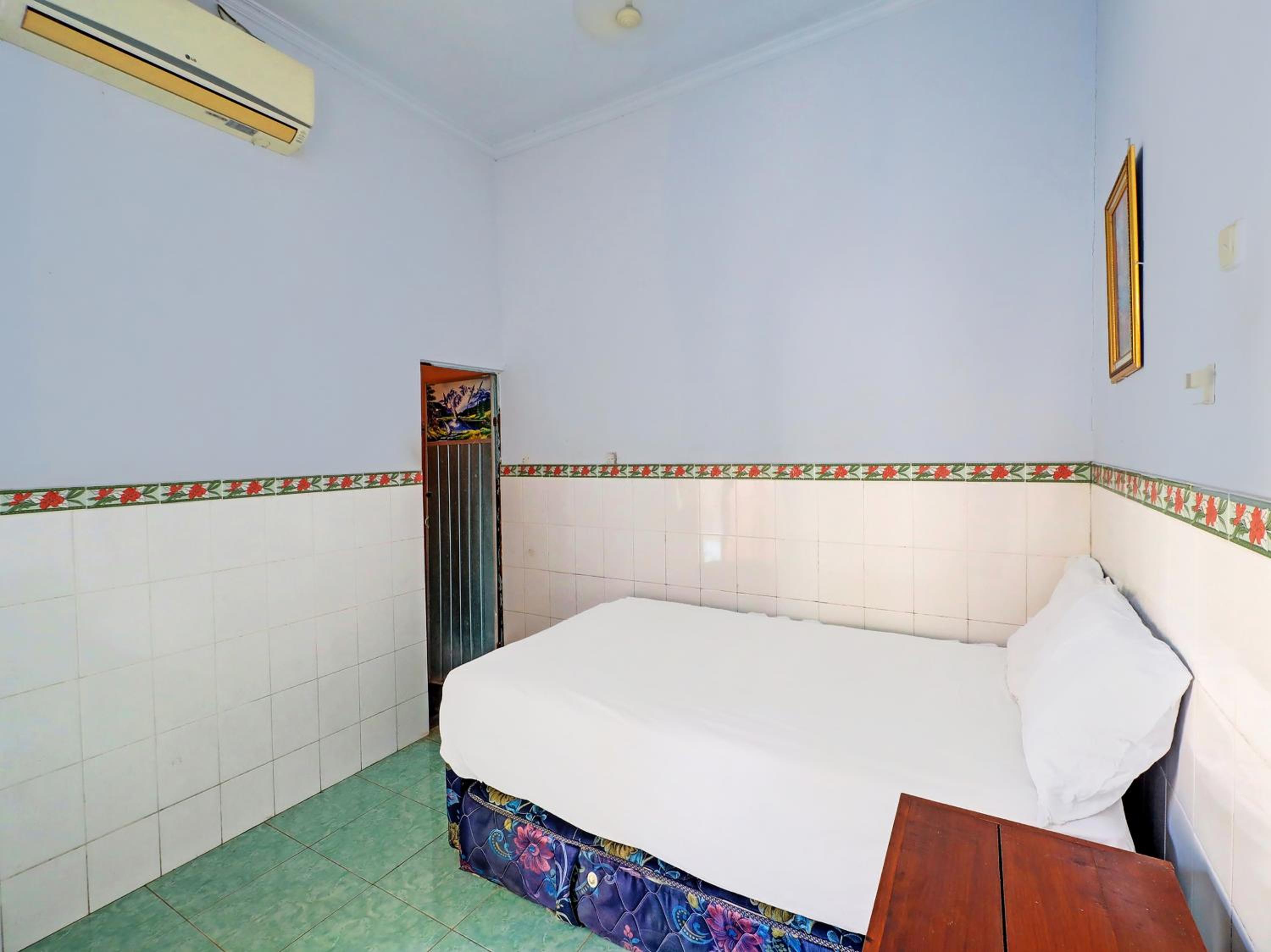 Budget Double Room - Photo 7