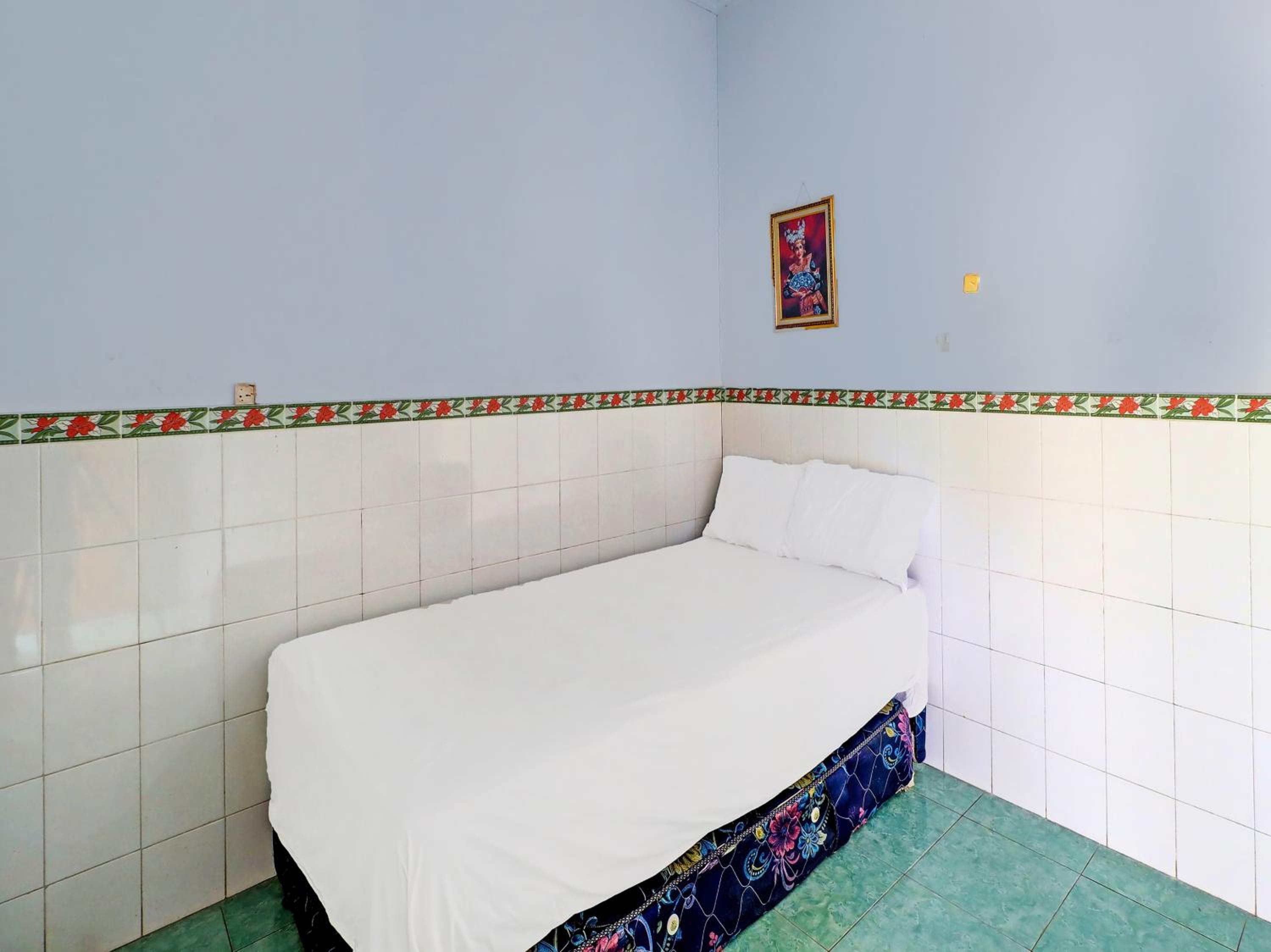 Budget Double Room - Photo 8