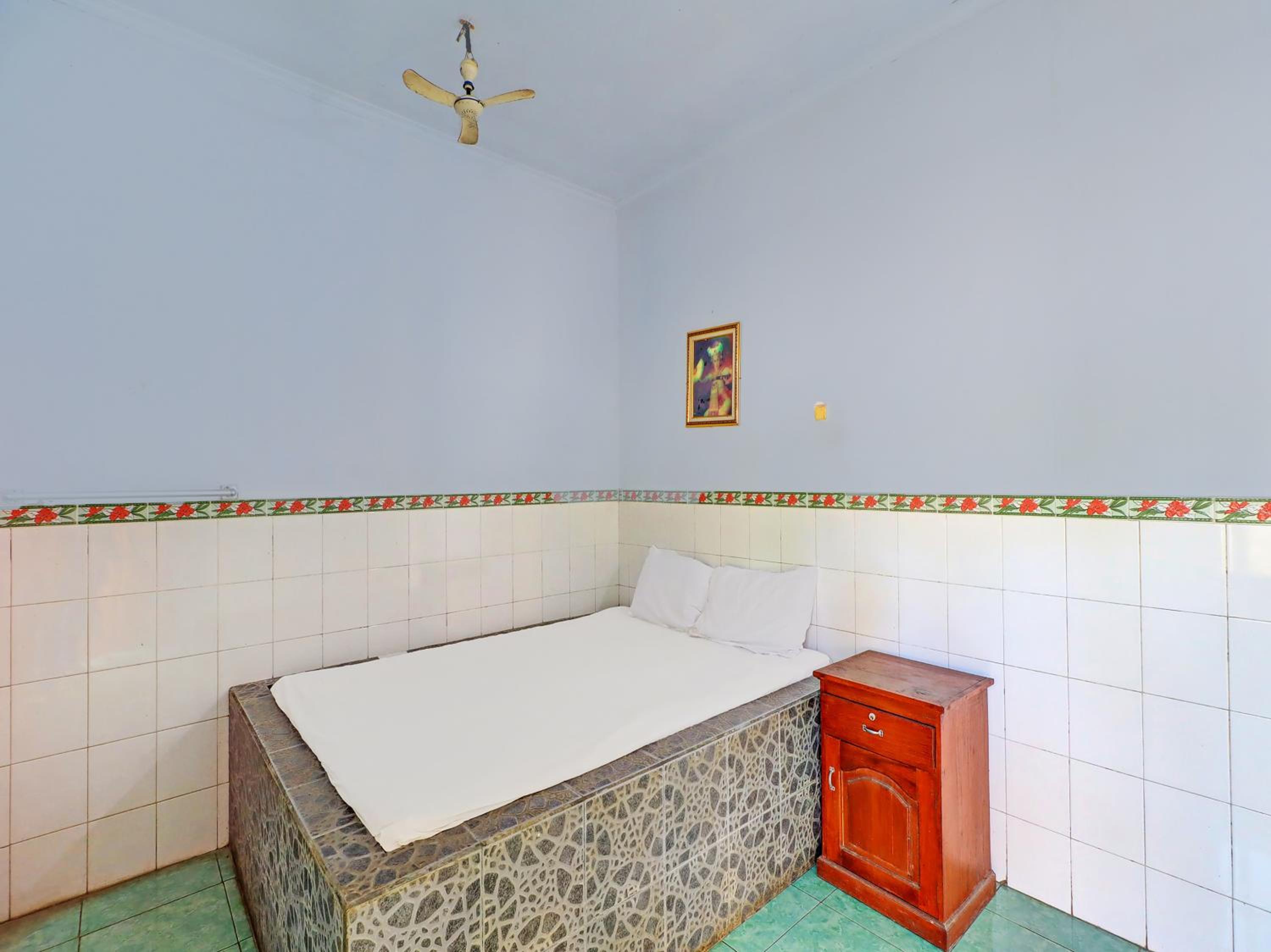 Budget Double Room - Photo 12