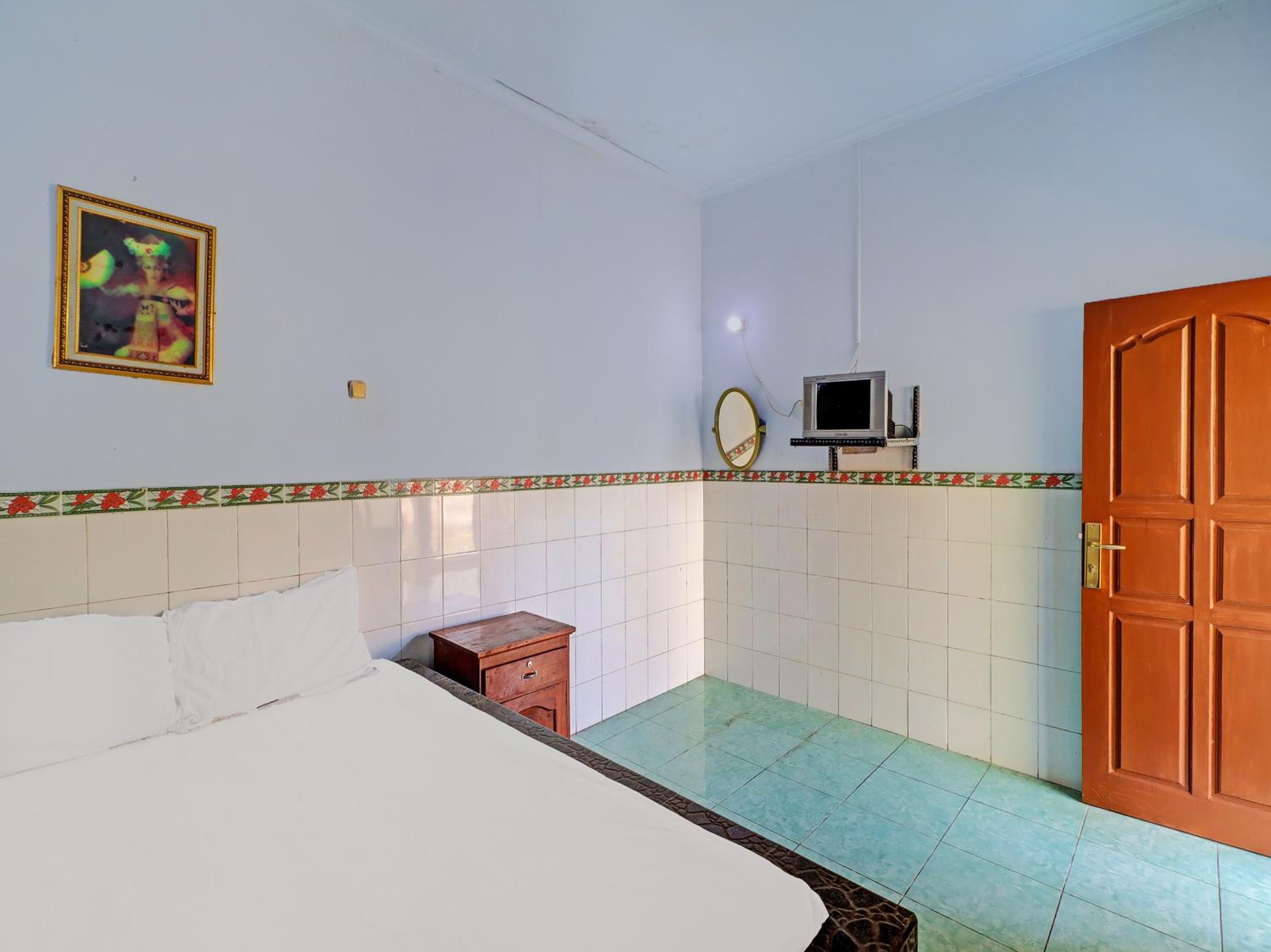 Budget Double Room - Photo 13