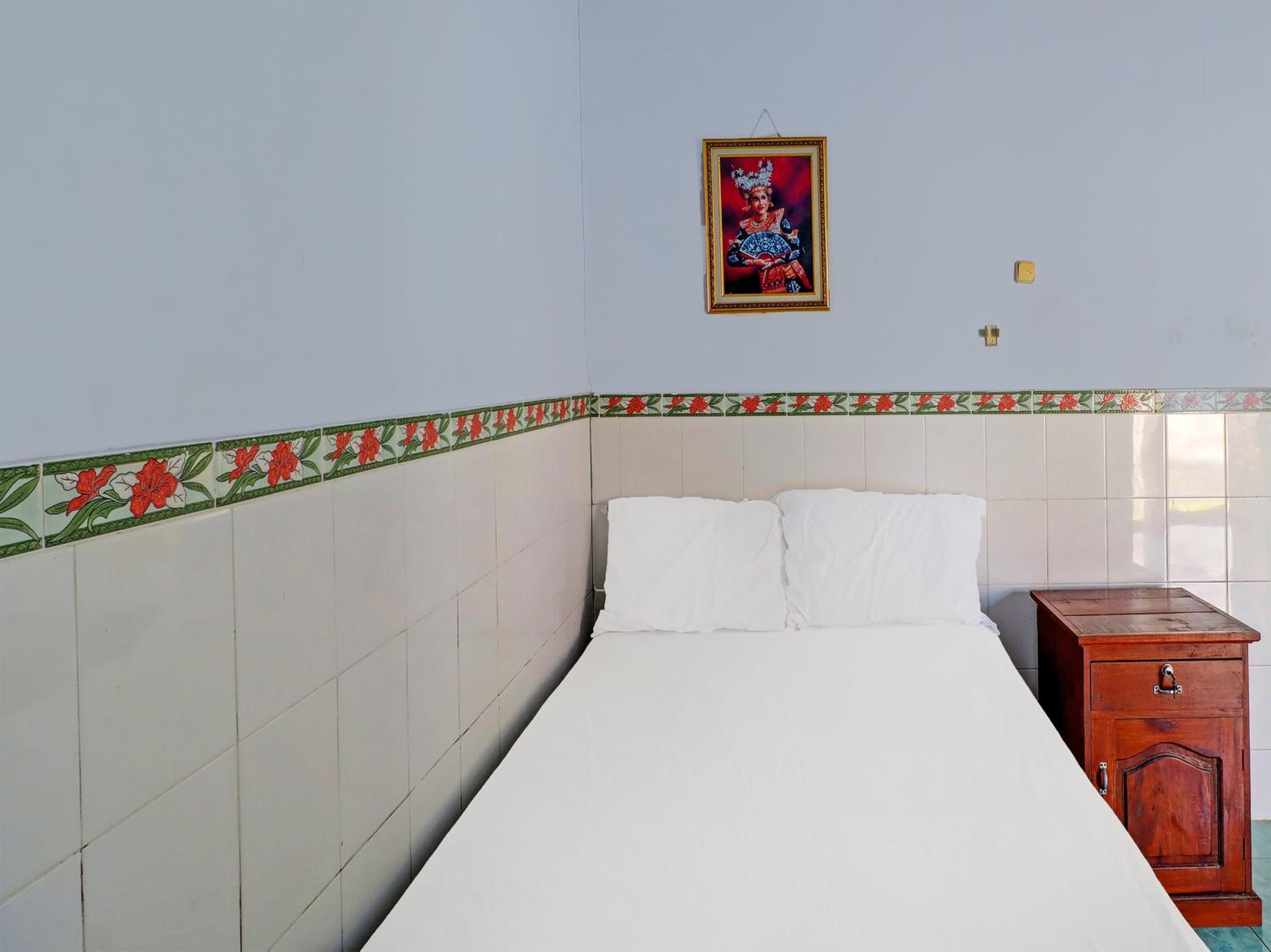 Budget Double Room - Photo 9