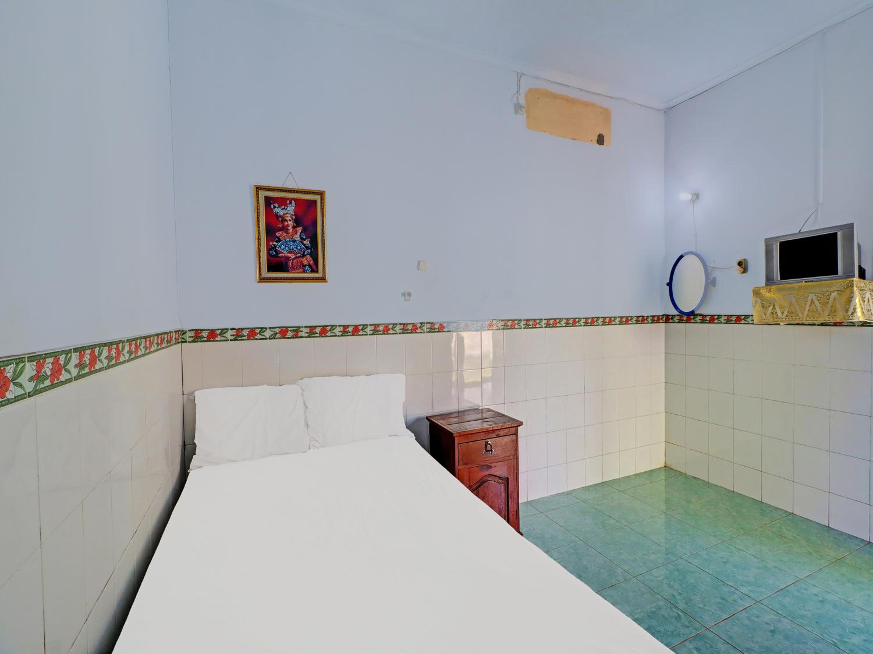 Budget Double Room - Photo 10