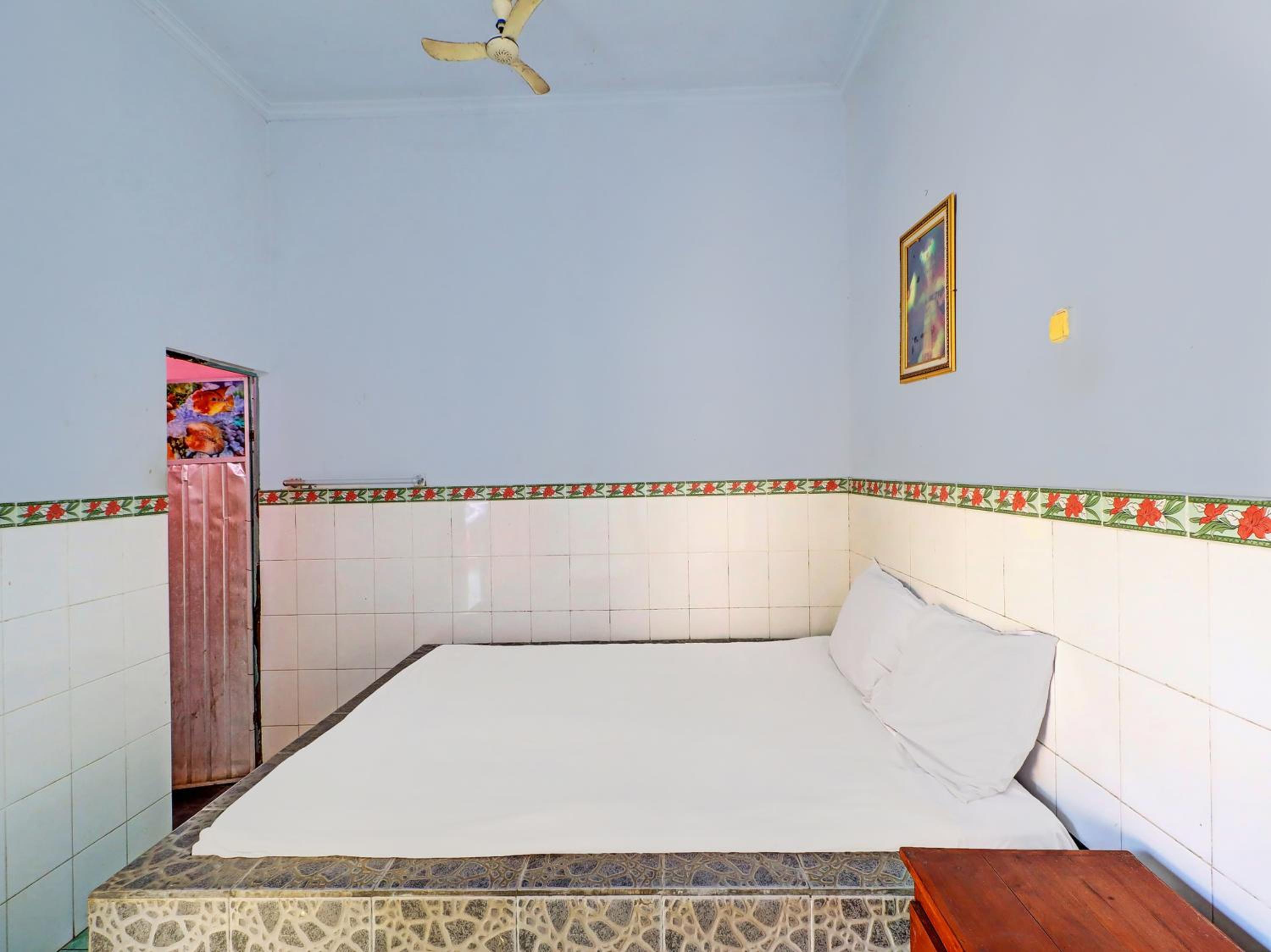 Budget Double Room - Photo 14