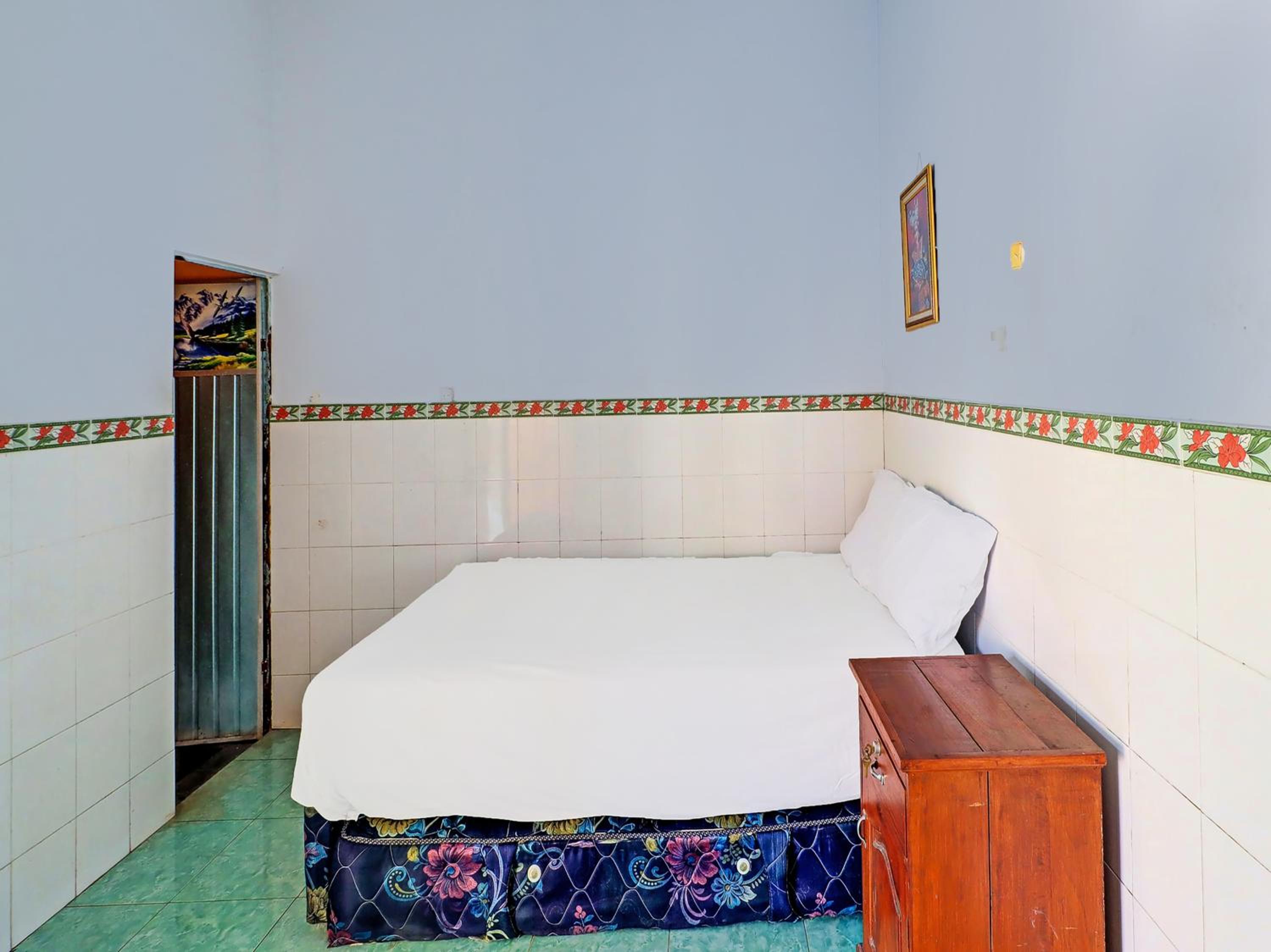 Budget Double Room - Photo 11