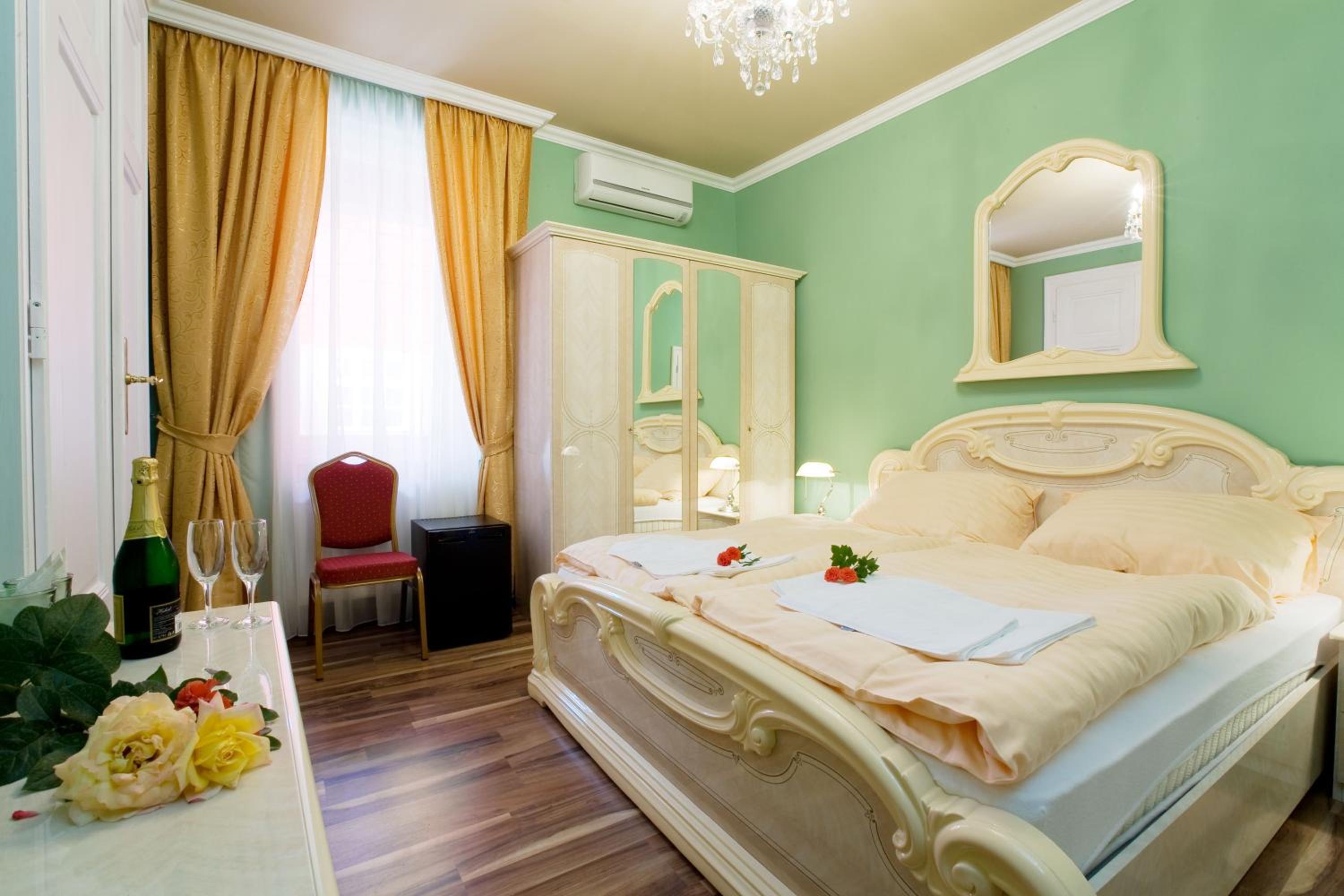 Standard Double or Twin Room - Photo 5