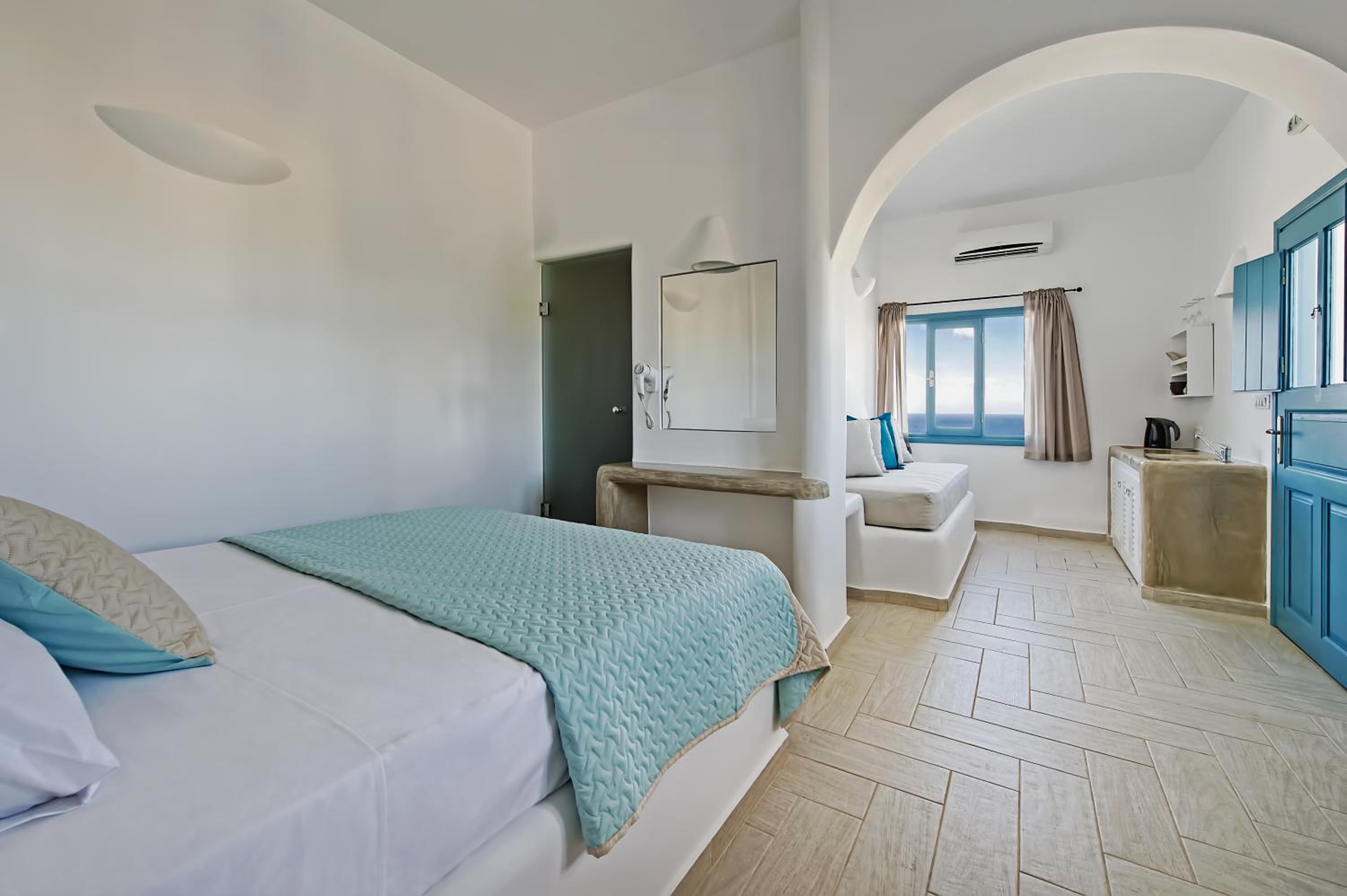 Junior Suite with Balcony - Photo 4