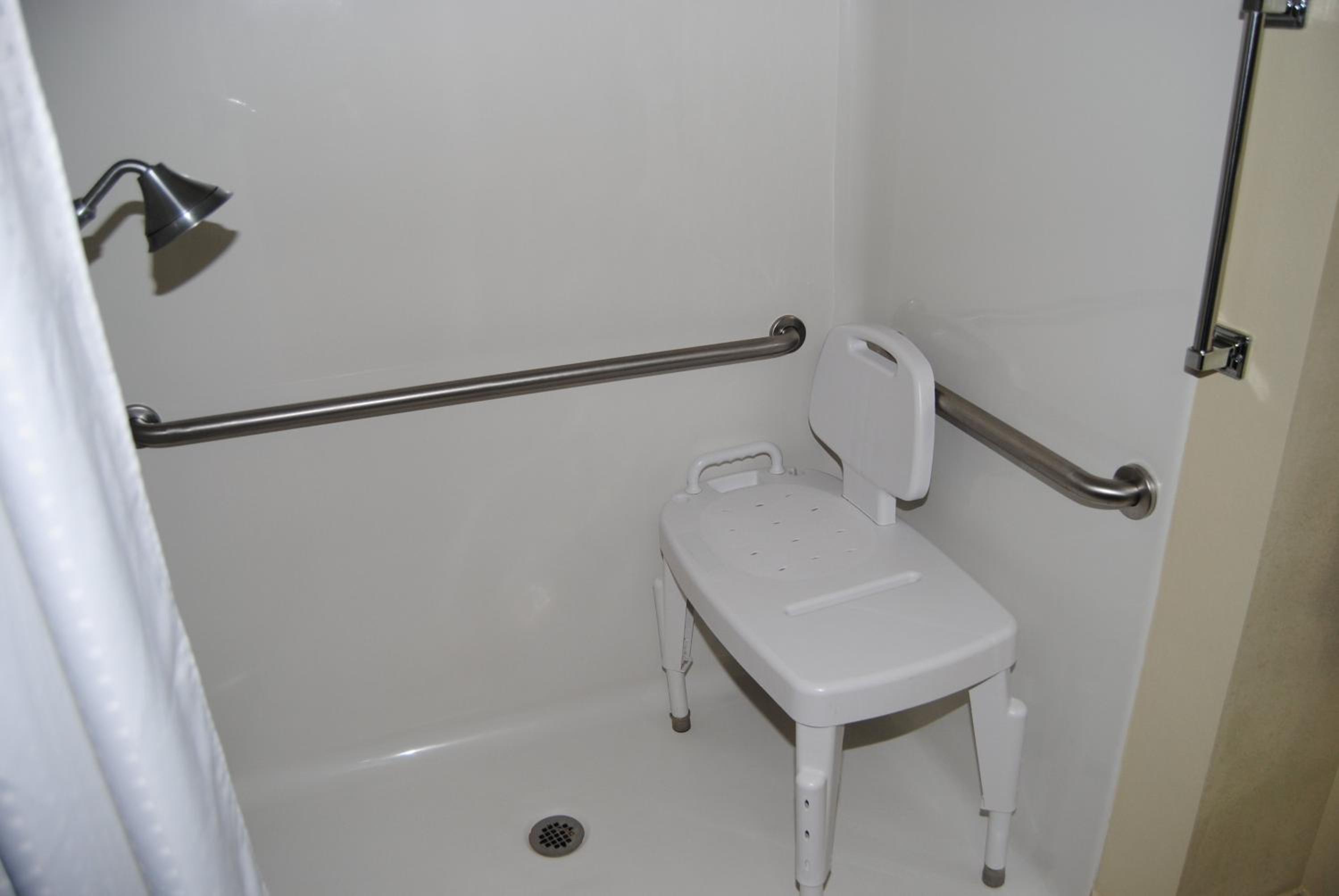 Standard Queen Room with Two Queen Beds and Mobility Accessible Tub - Photo 5