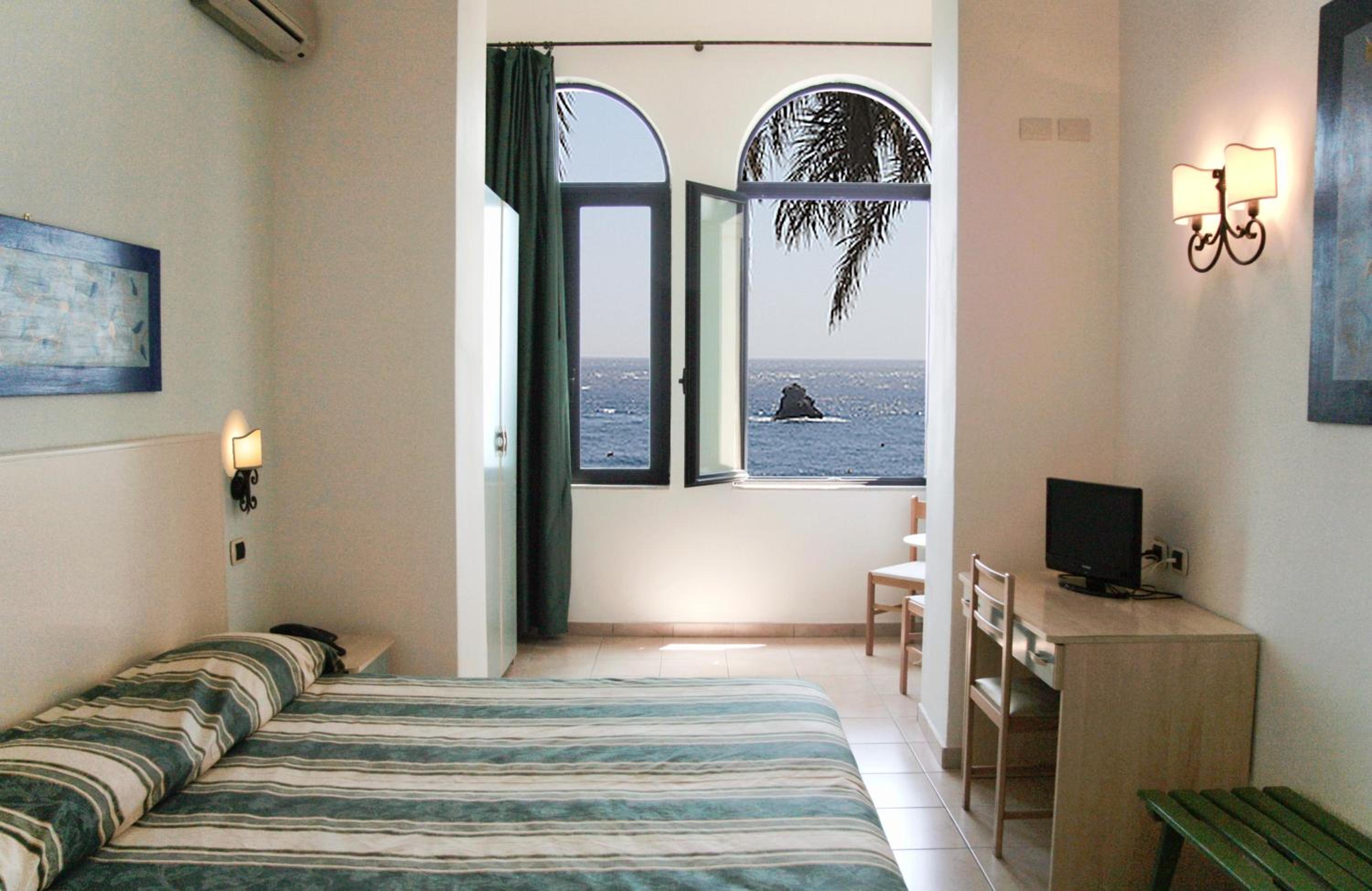 Superior Double Room with Sea View - Photo 1