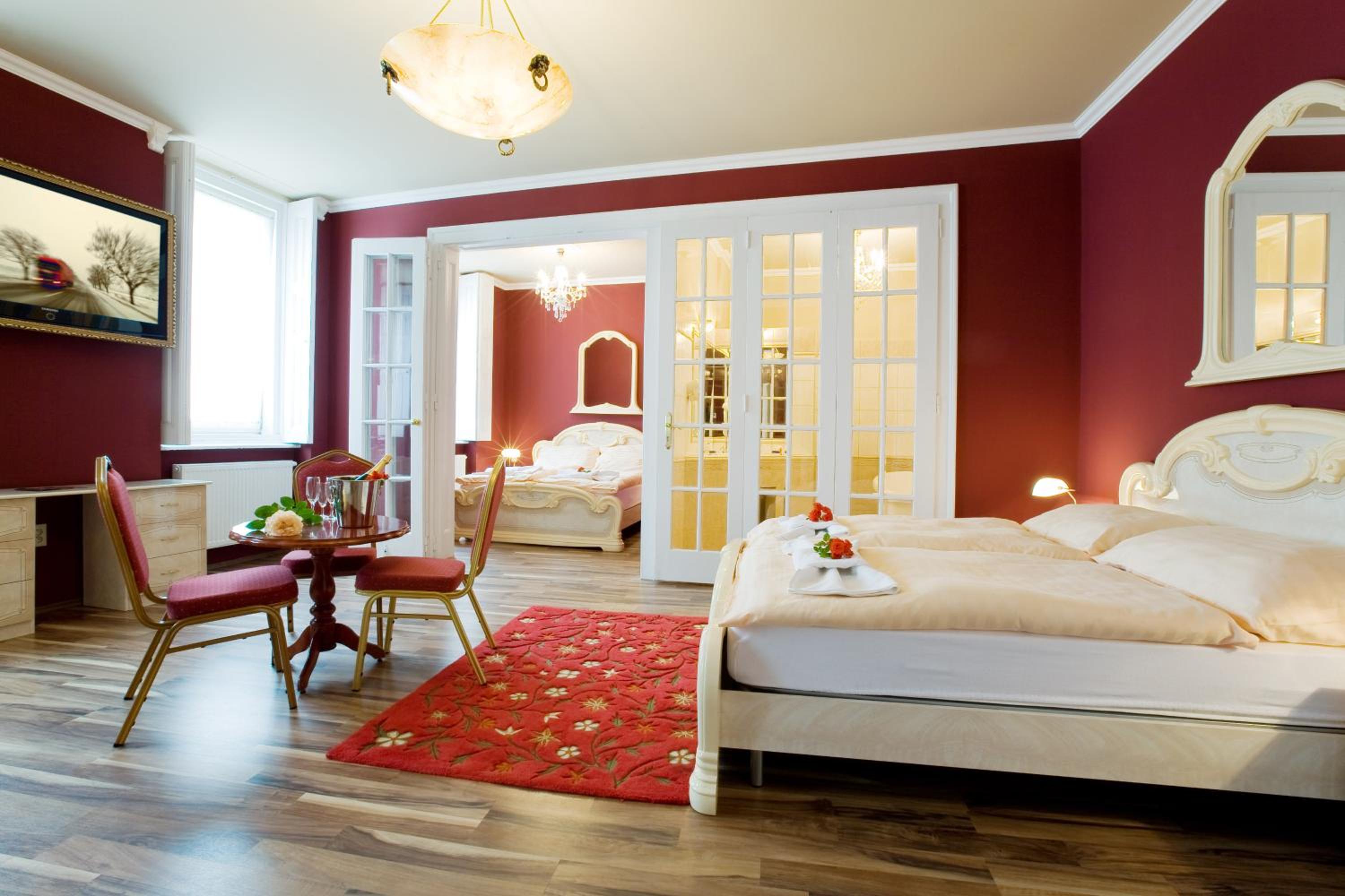 Suite - Photo 1