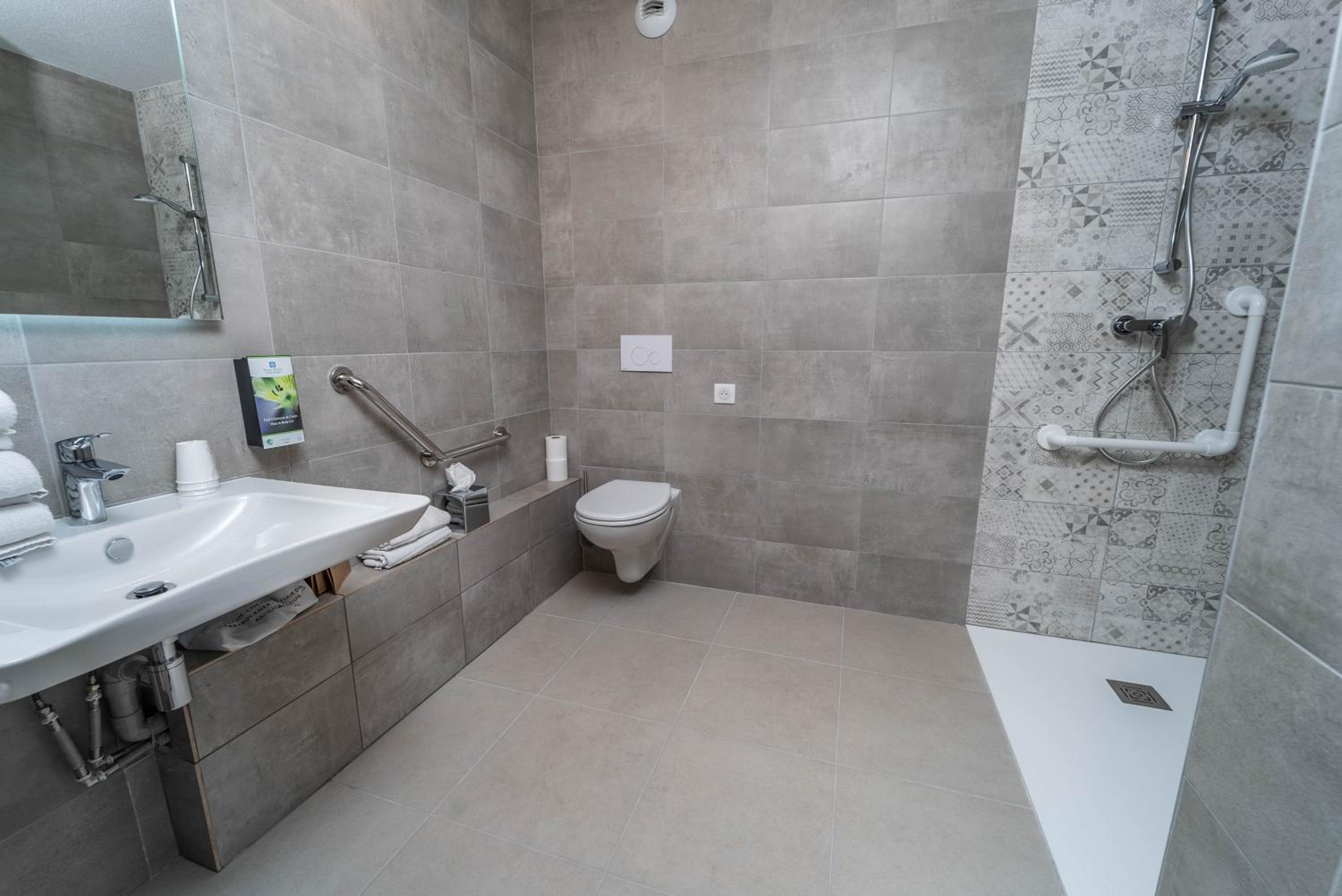 Standard Room with One Double Bed and One Single Bed photo 3