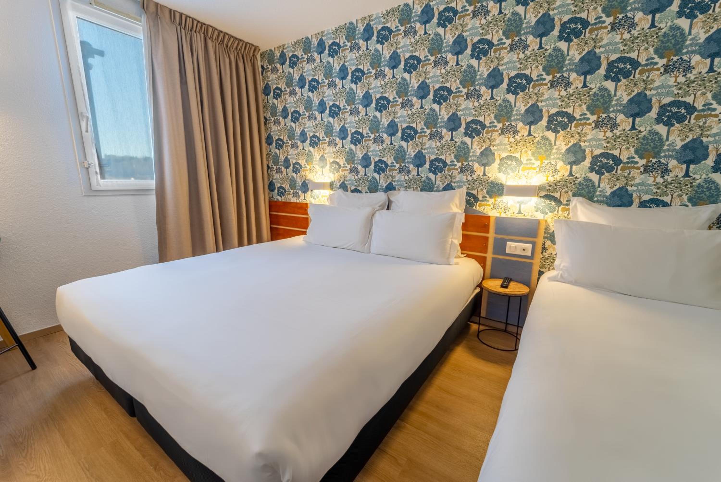 Standard Room with One Double Bed and One Single Bed photo 2