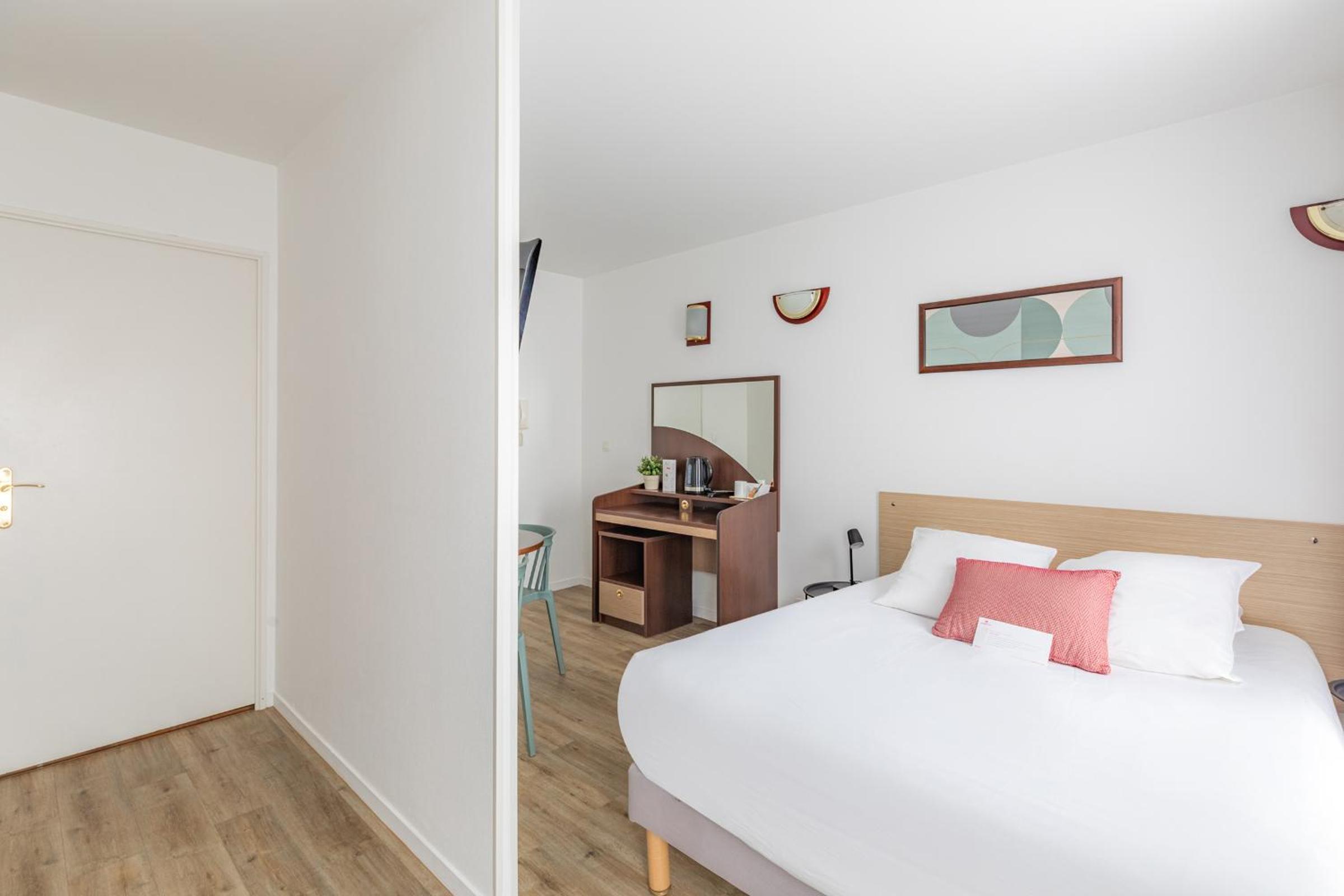 Large Triple Studio 1 Double Bed and 1 Single bed - Photo 1