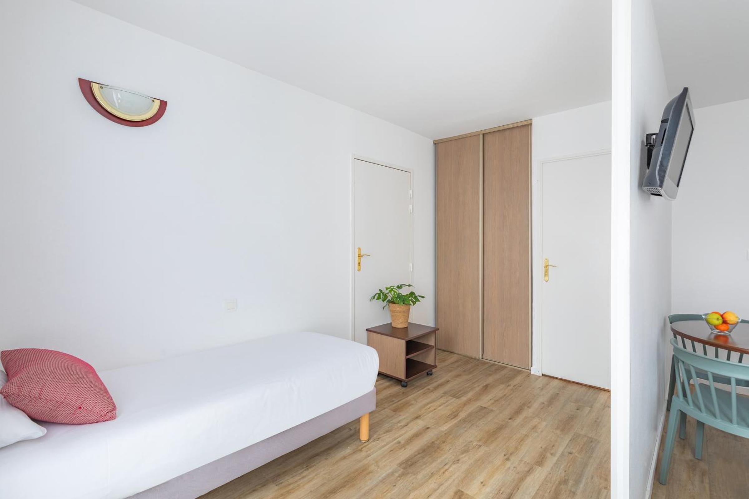 Large Triple Studio 1 Double Bed and 1 Single bed - Photo 3