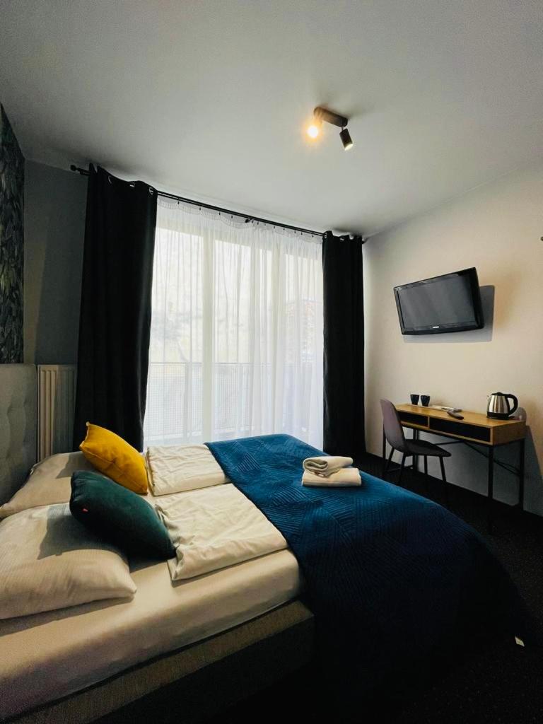 Double Room with Private Bathroom - Photo 30