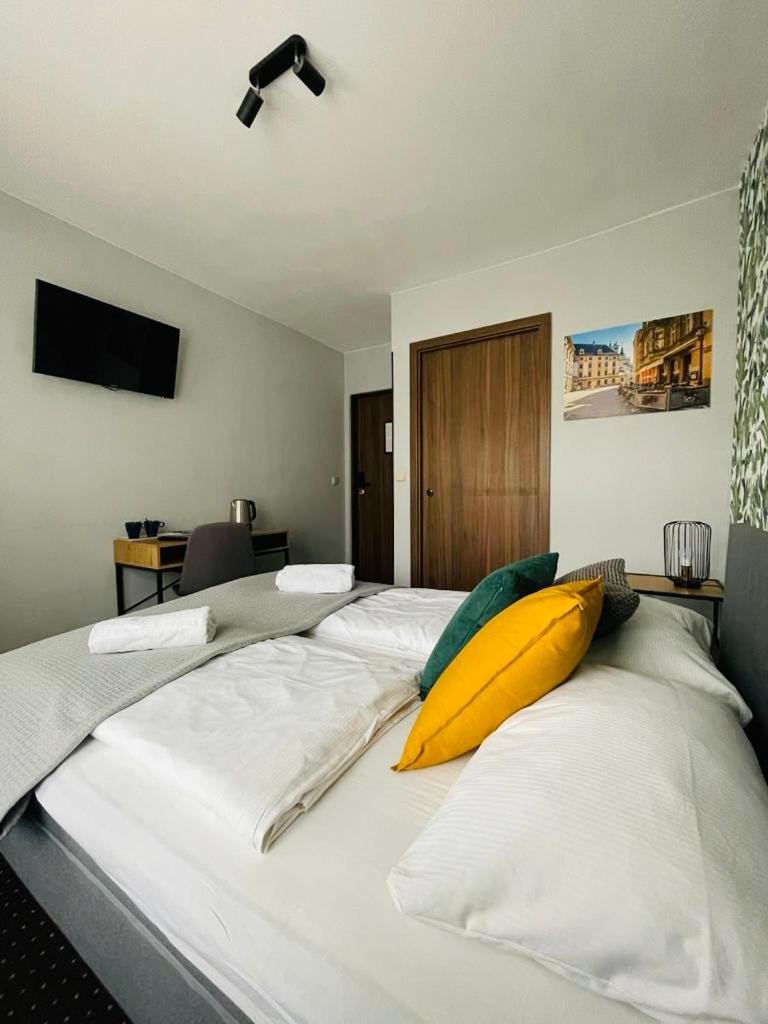 Double Room with Private Bathroom - Photo 35