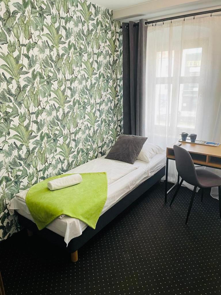 Twin Room with Private Bathroom - Photo 8