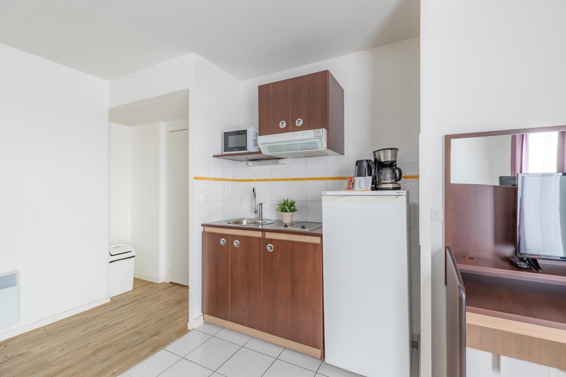 Large Apartment - Photo 3