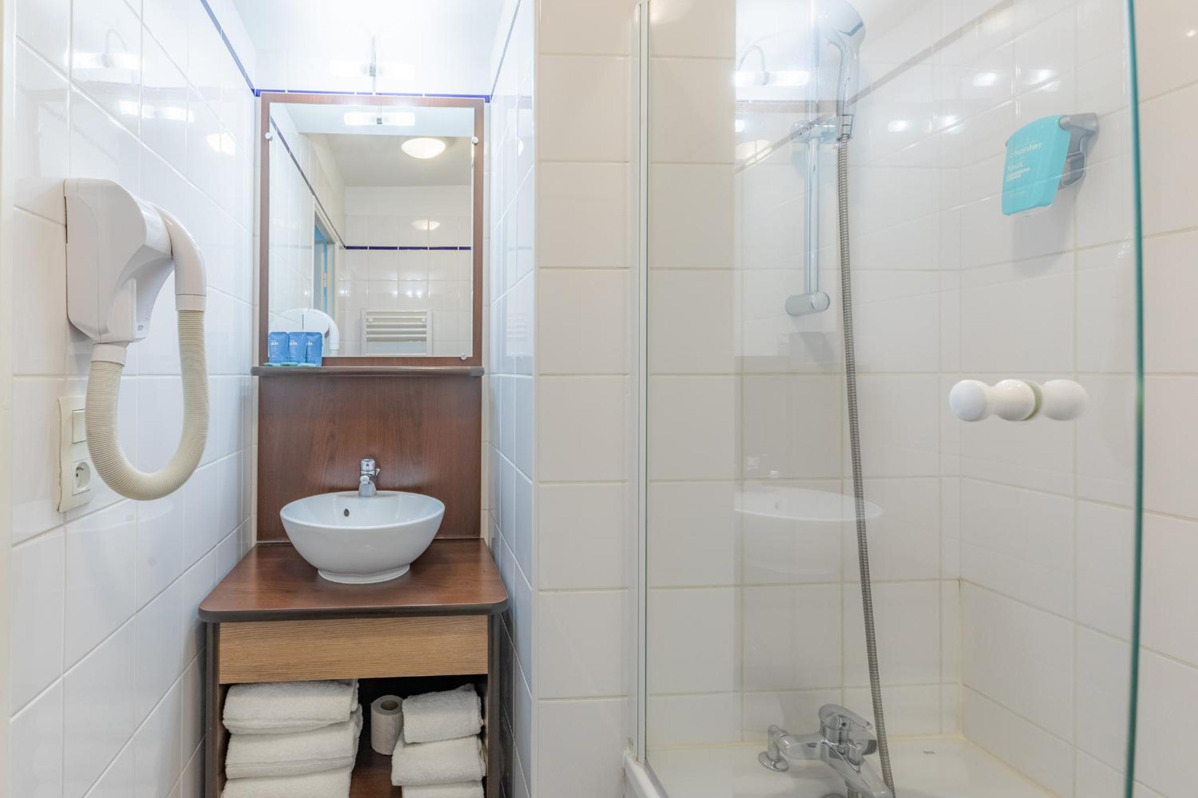 Large Apartment - Photo 2