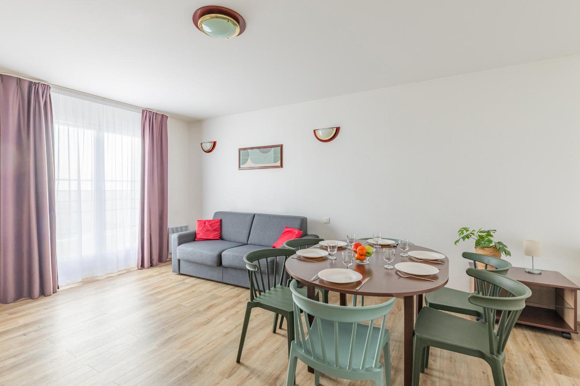 Large Apartment - Photo 5