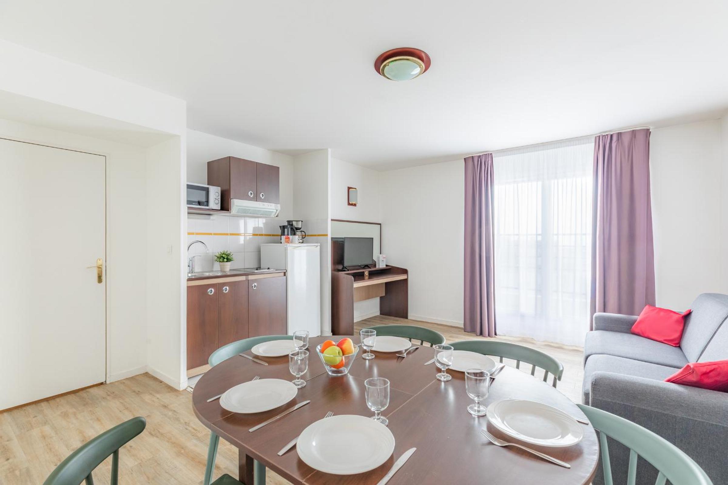 Large Apartment - Photo 4