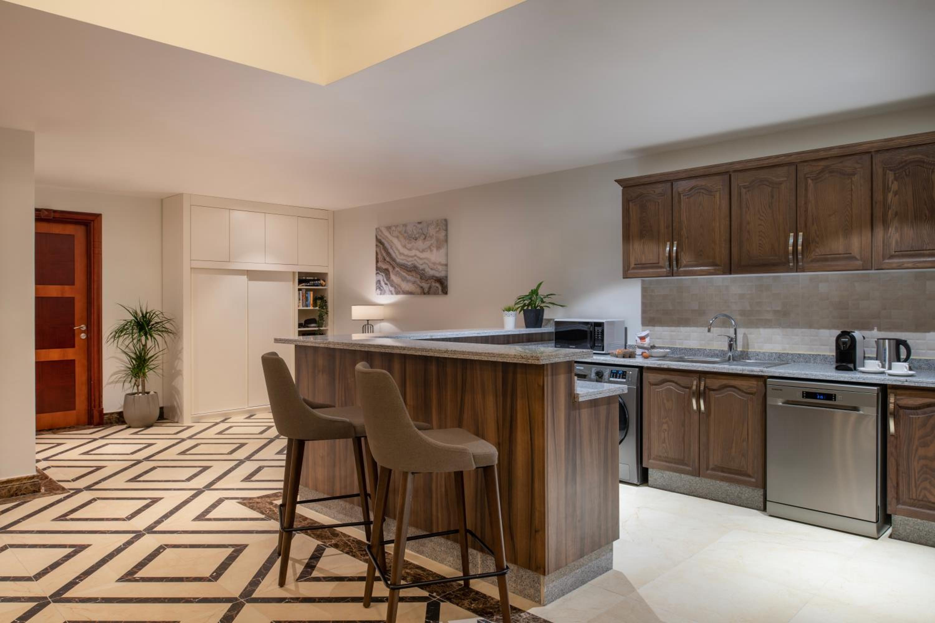 2 Bedroom Premier - Photo 3