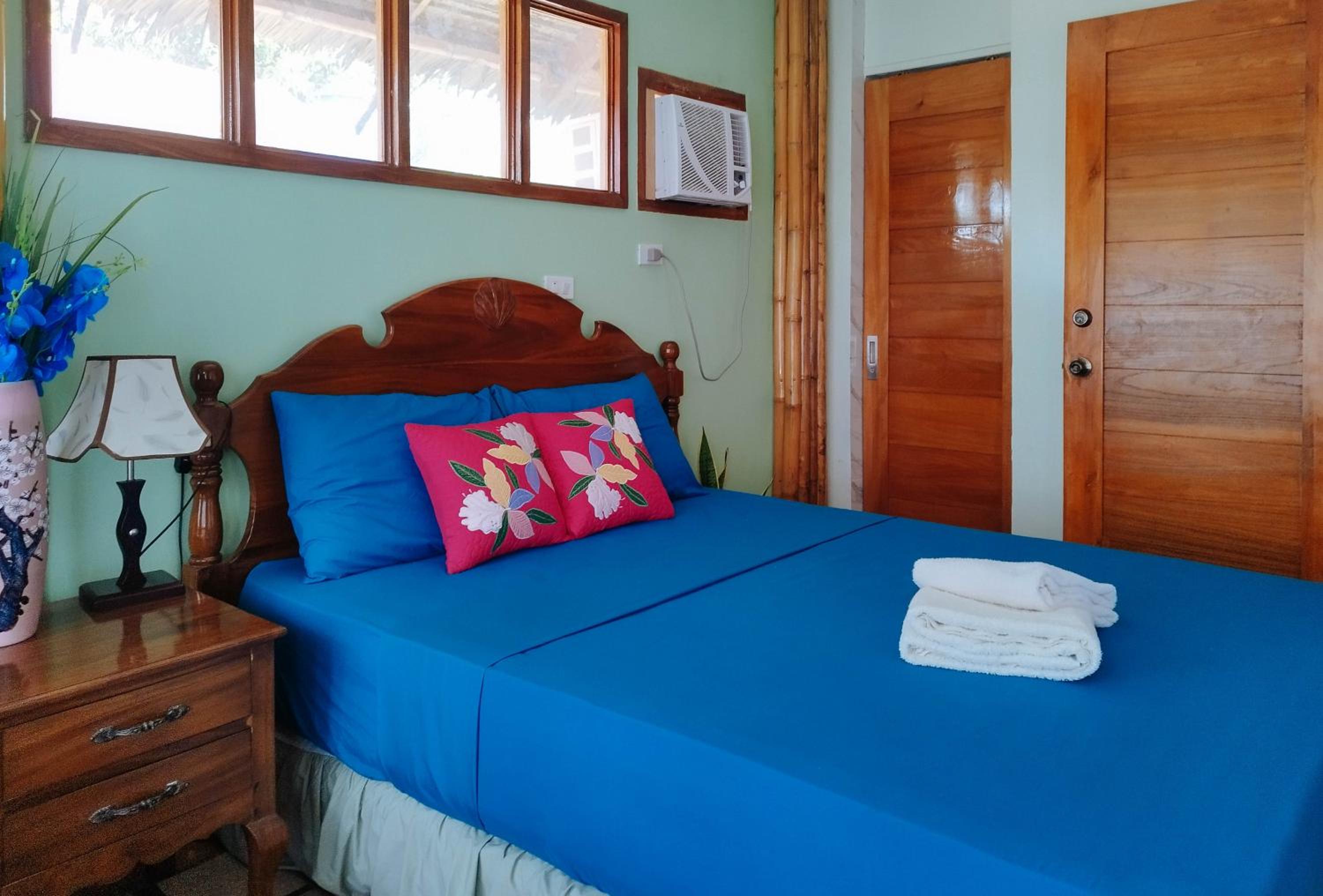 Standard Room with Shared Bathroom - Photo 2