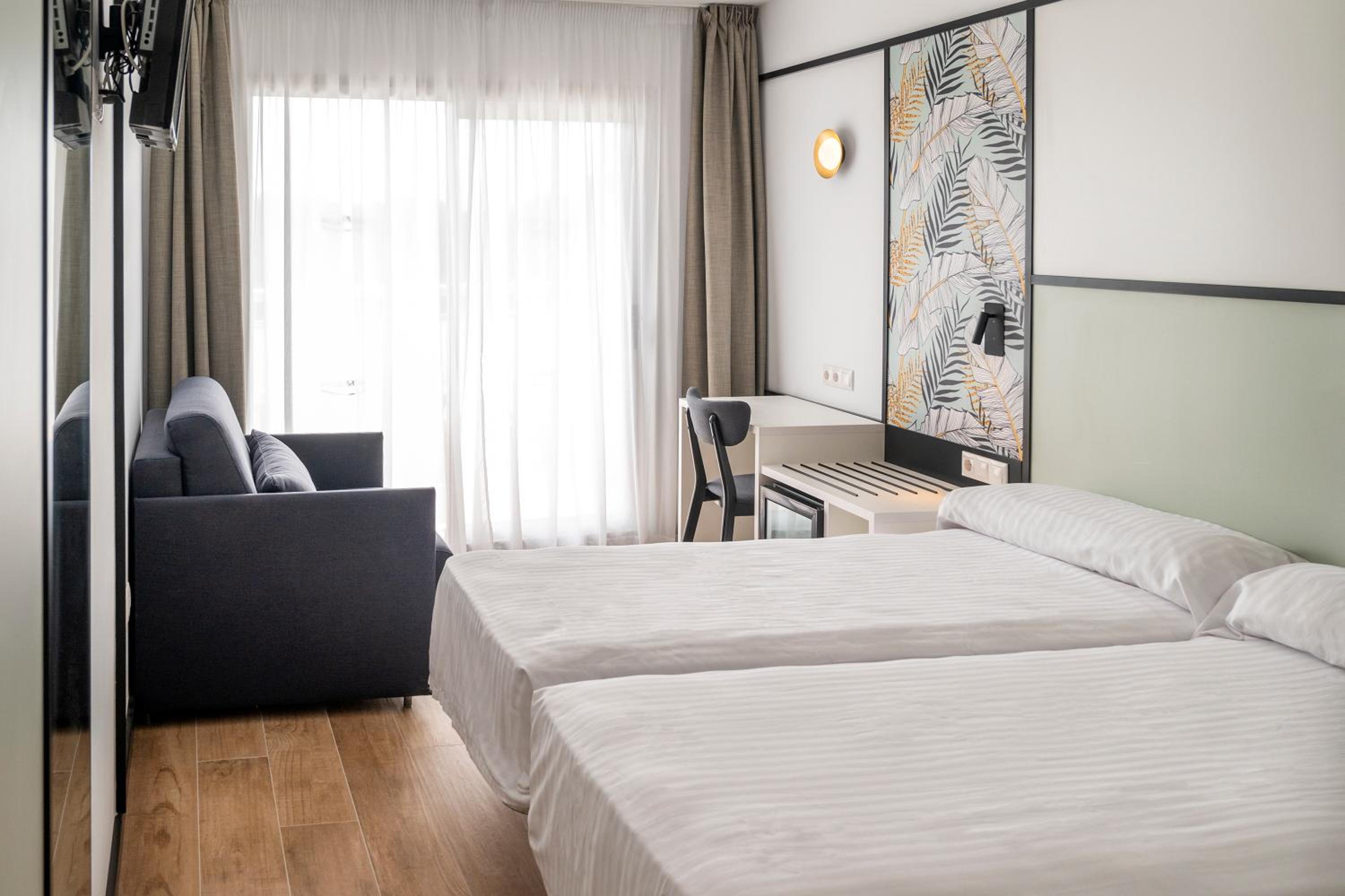 Double Room with Terrace (2 Adults + 1 Child) - Photo 5