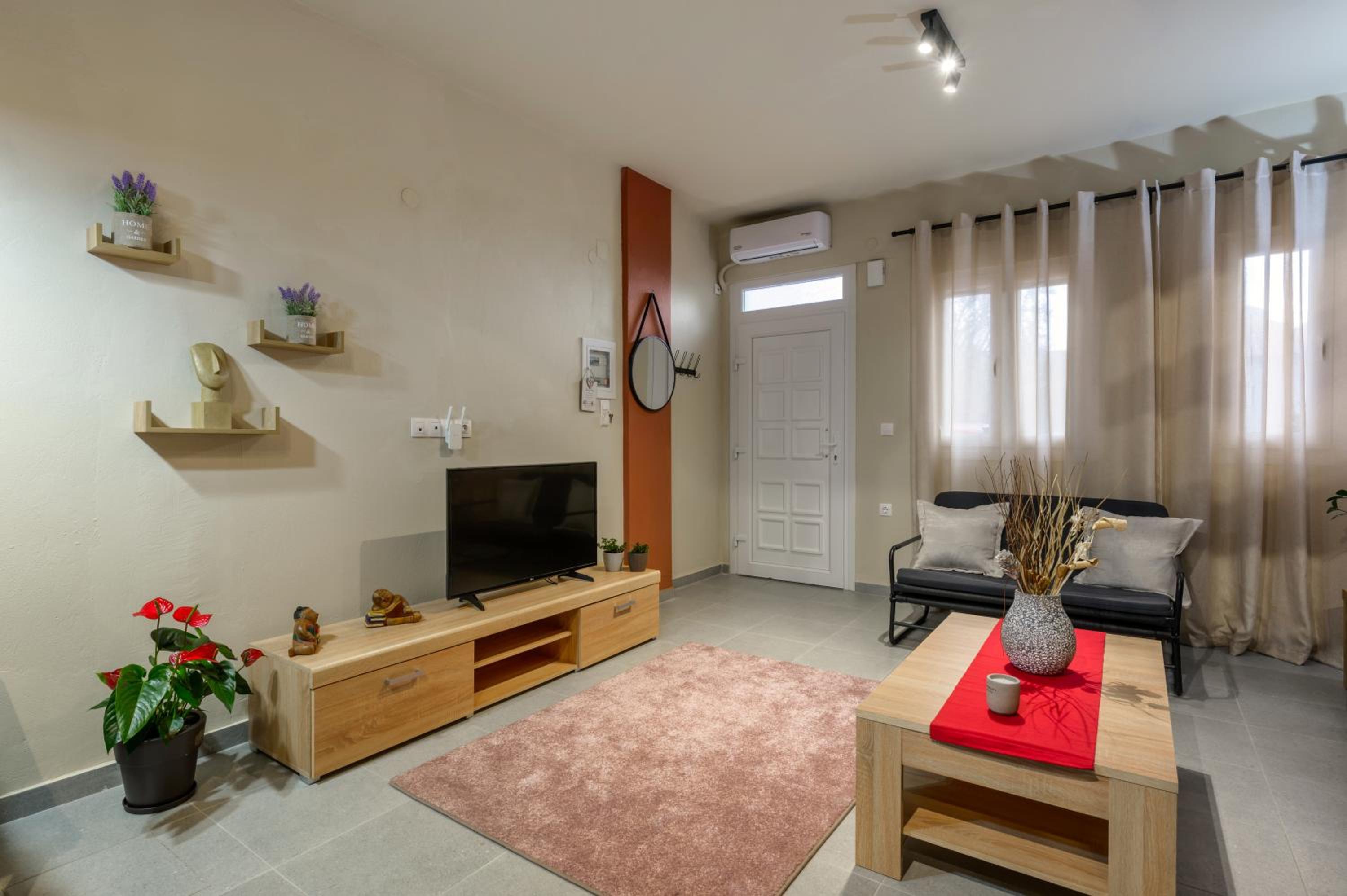 One-Bedroom Apartment photo 1