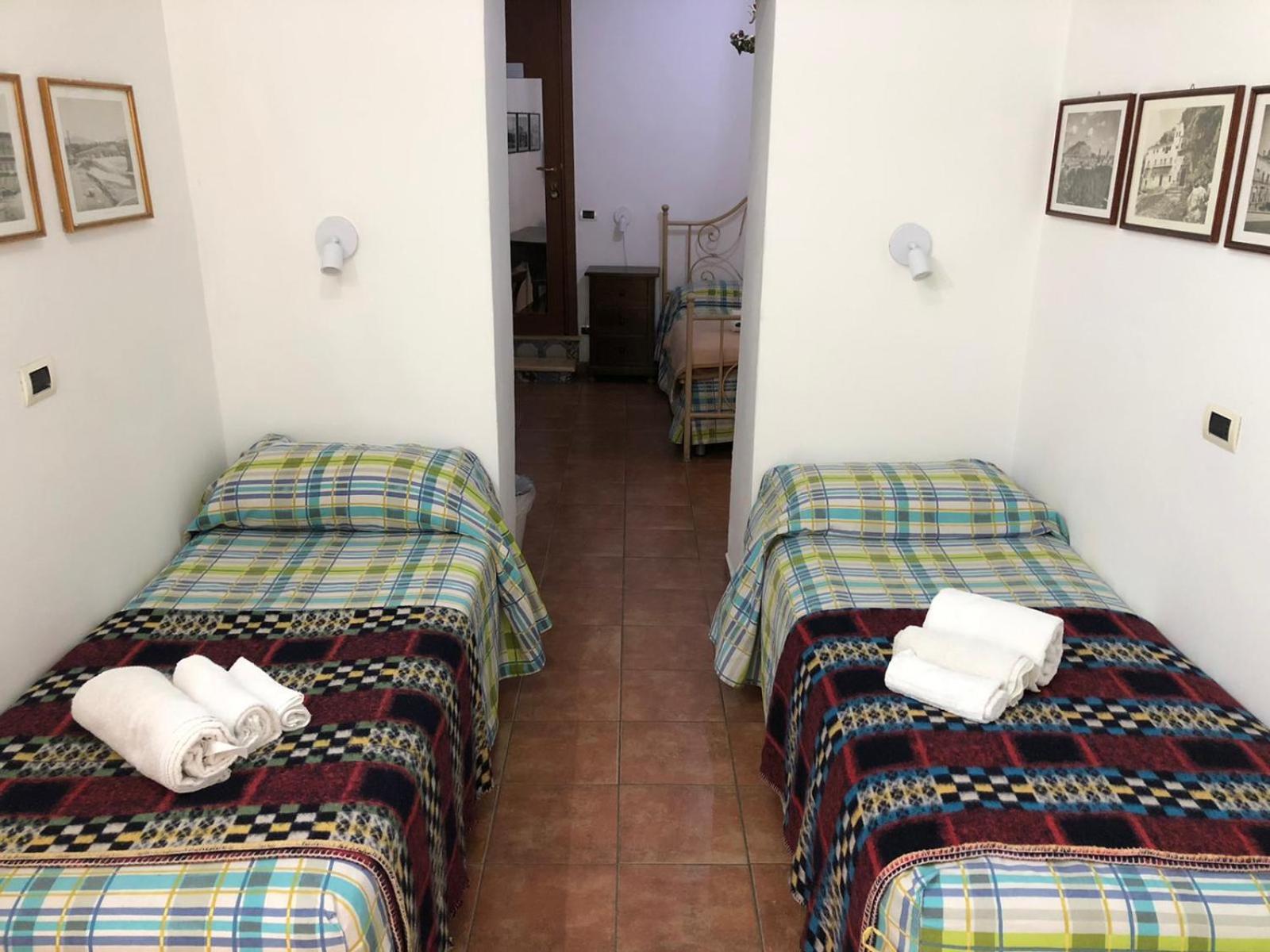 Quadruple Room with Private Bathroom - Photo 3